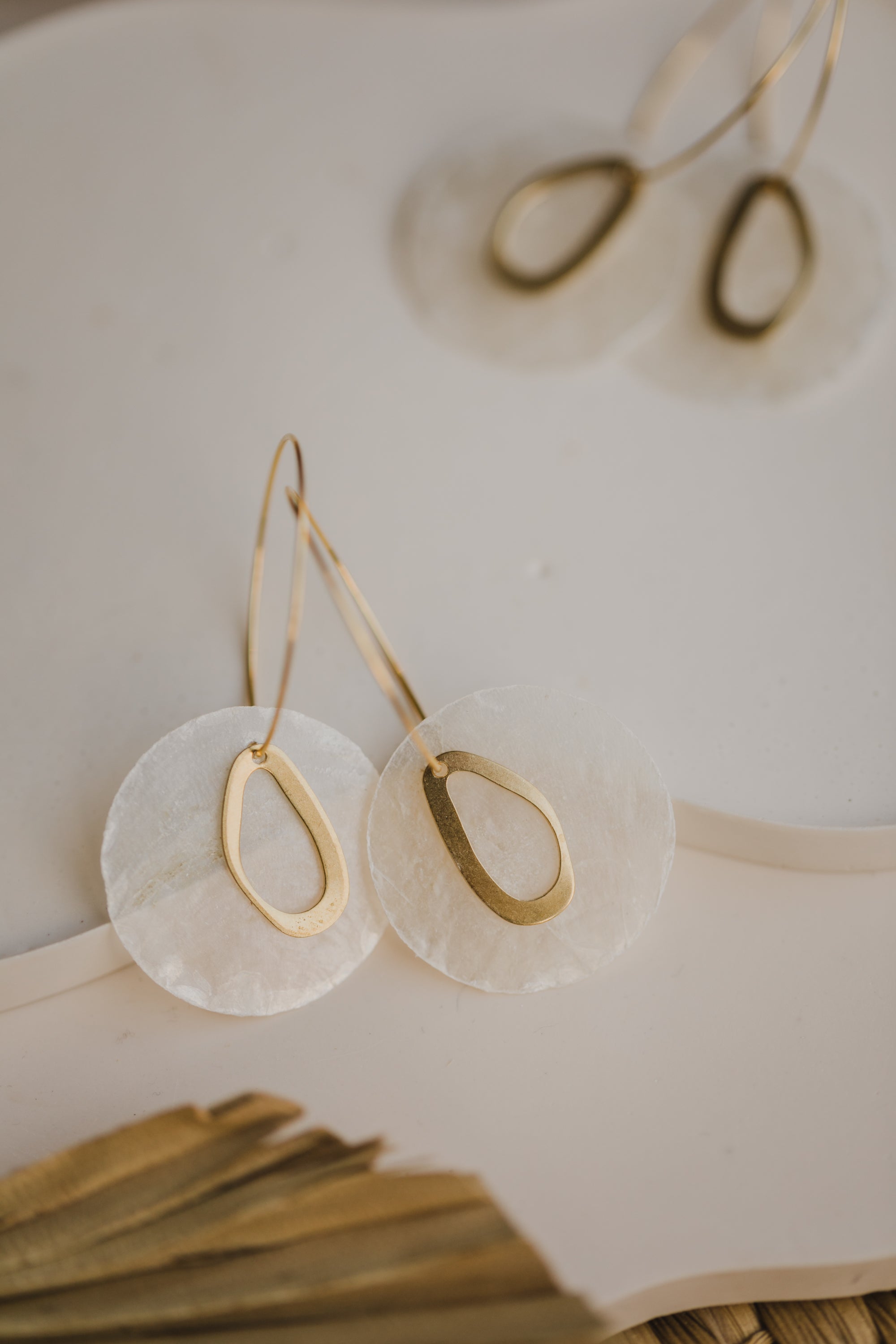 MELINE - filigrane Creole aus Titan mit Muschelplättchen