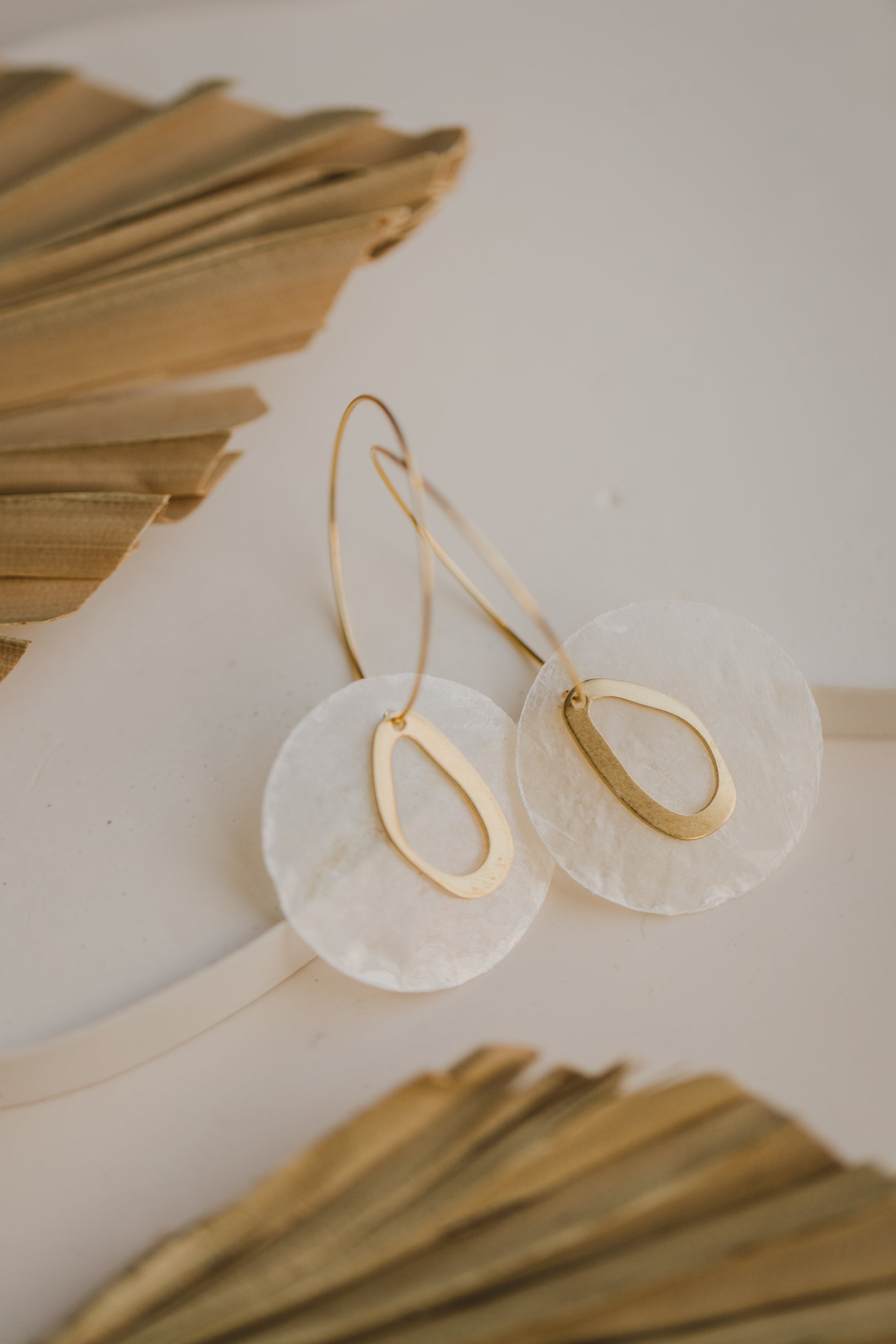 MELINE - filigrane Creole aus Titan mit Muschelplättchen