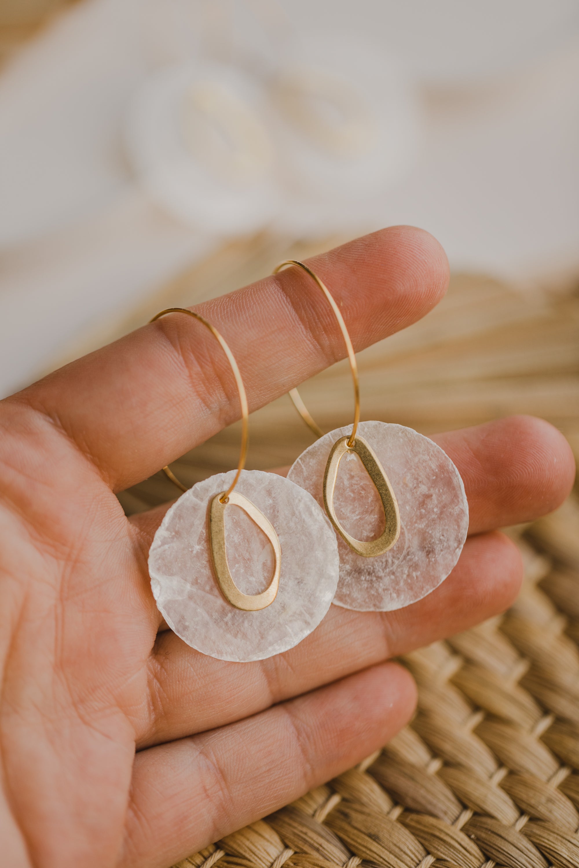 MELINE - filigrane Creole aus Titan mit Muschelplättchen