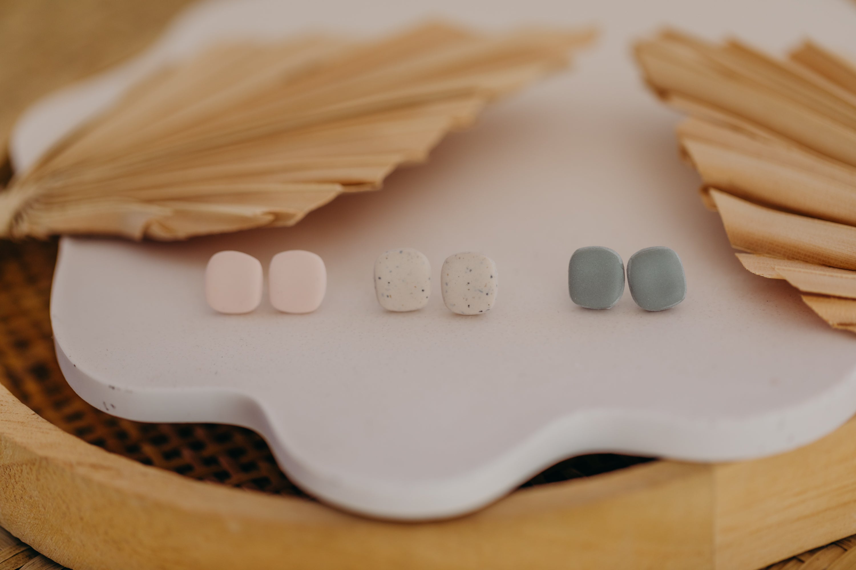 NADJA - kleine abgerundete rechteckige Ohrstecker aus Polymer Ton