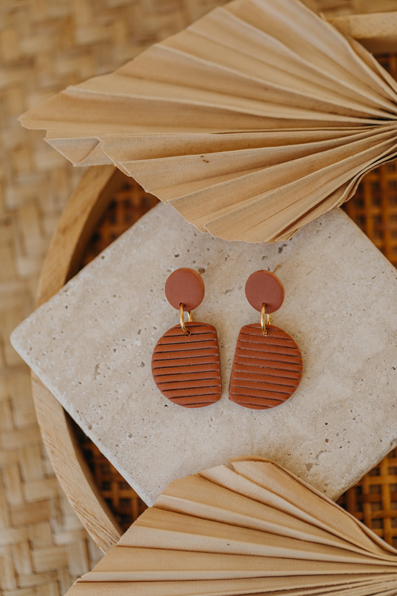 NAELA - striped cinnamon-colored earrings