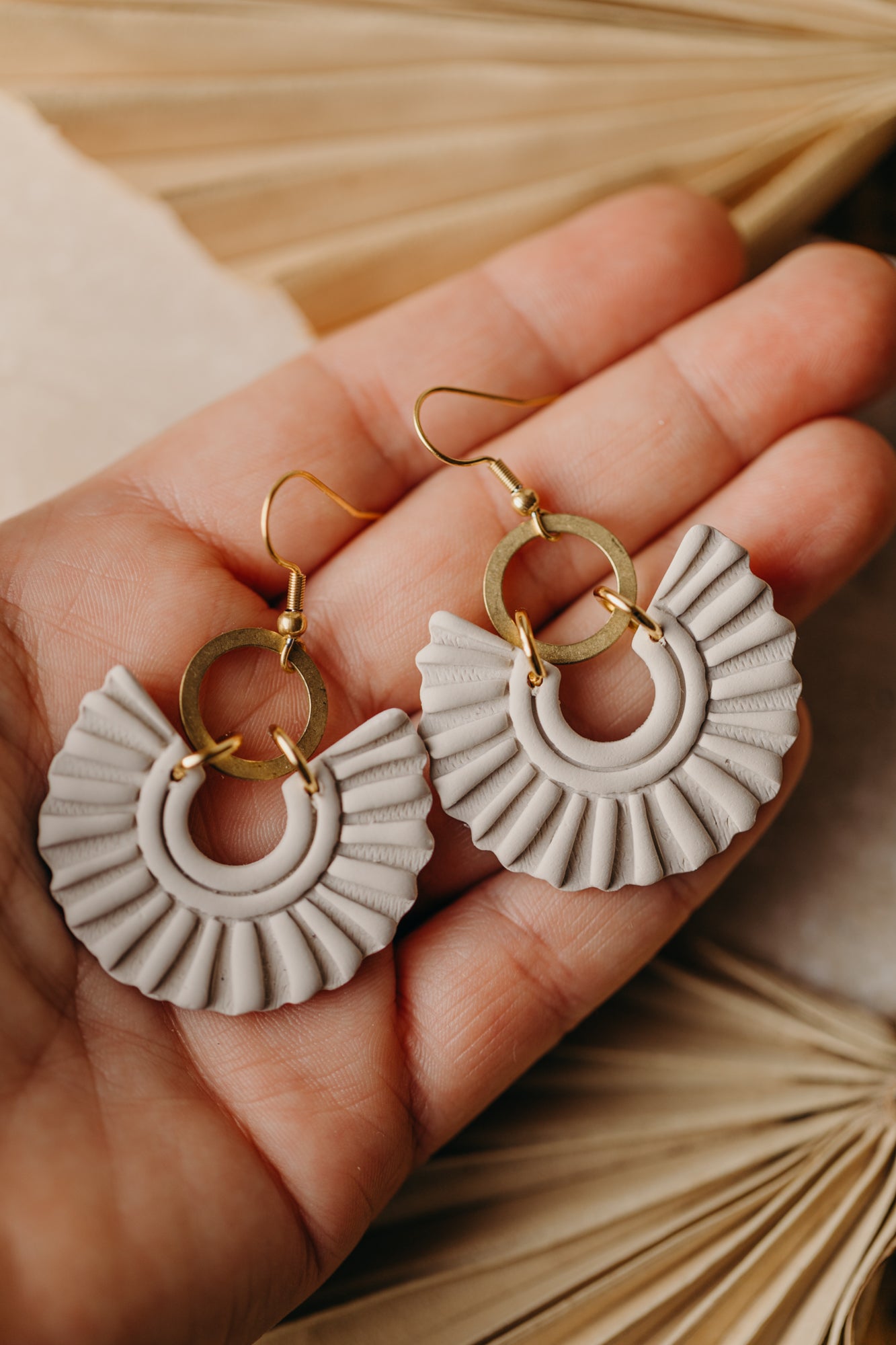 NENEI - helle runde Boho Ohrringe