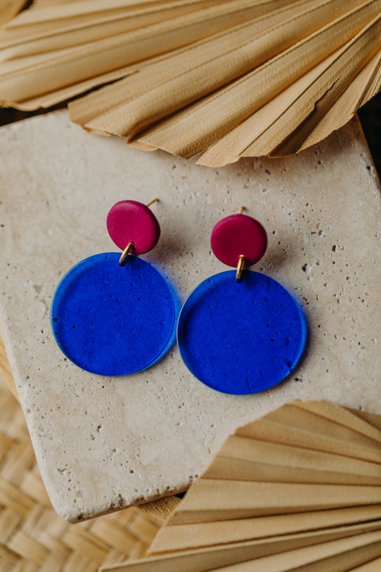 NIO - Statement Ohrringe in Fuchsia und Blau mit rundem Anhänger
