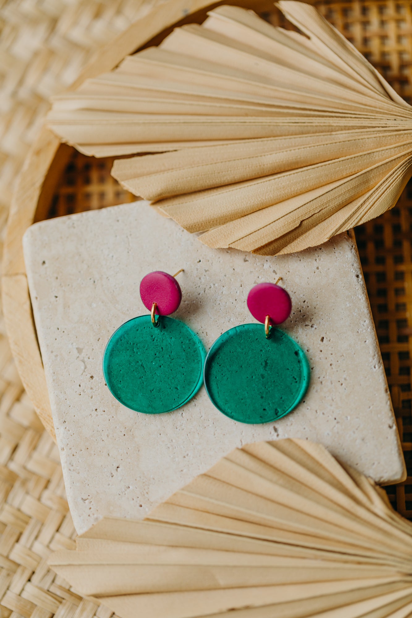 NIO - Statement Ohrringe in Fuchsia und Dunkelgrün mit rundem Anhänger