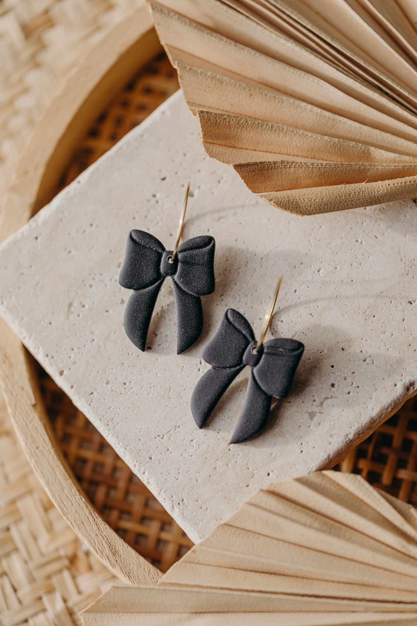 NOELLE - schwarze Polymer Ton Ohrringe in Schleifenform