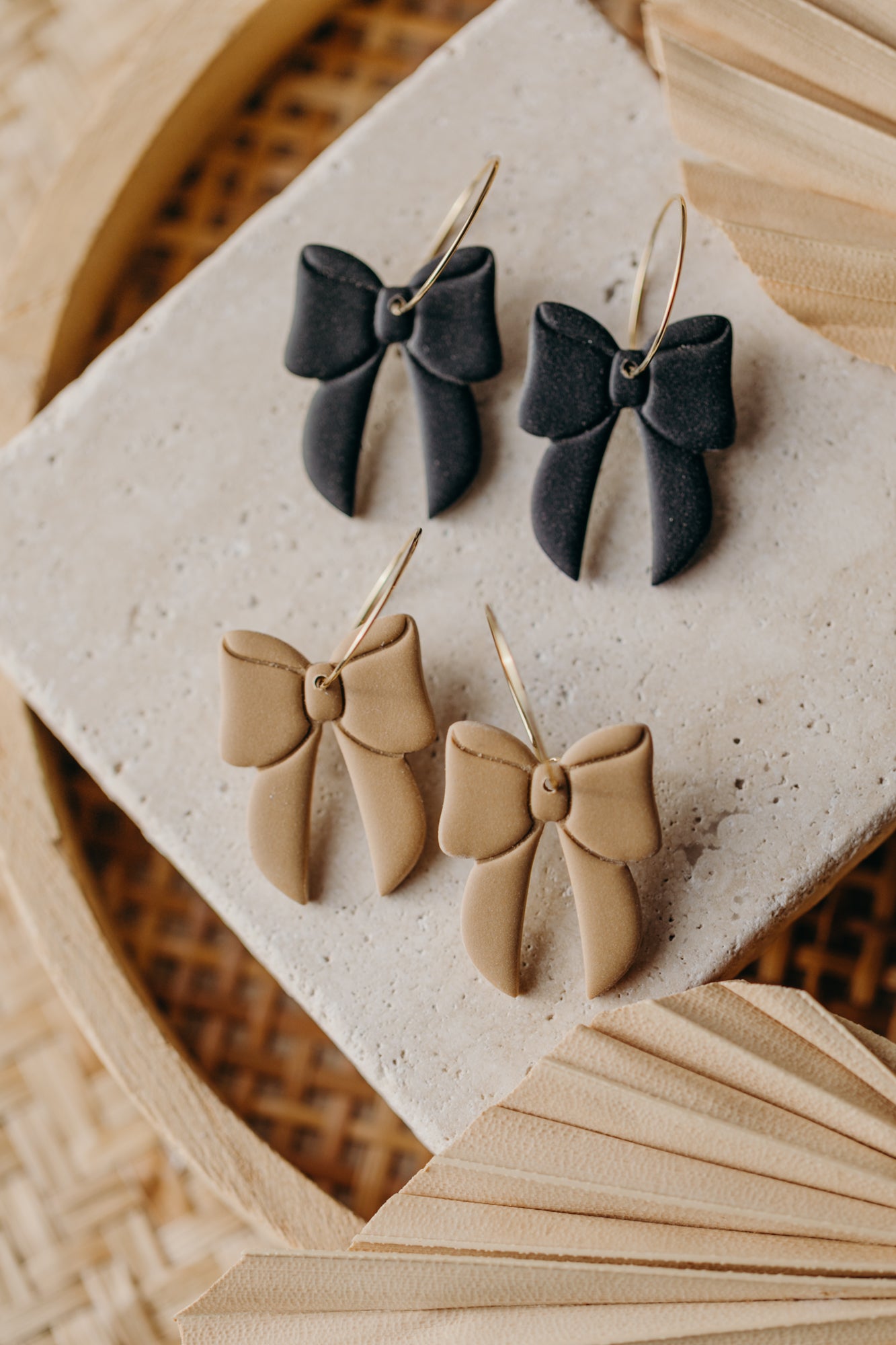 NOELLE - beige Polymer Ton Ohrringe in Schleifenform