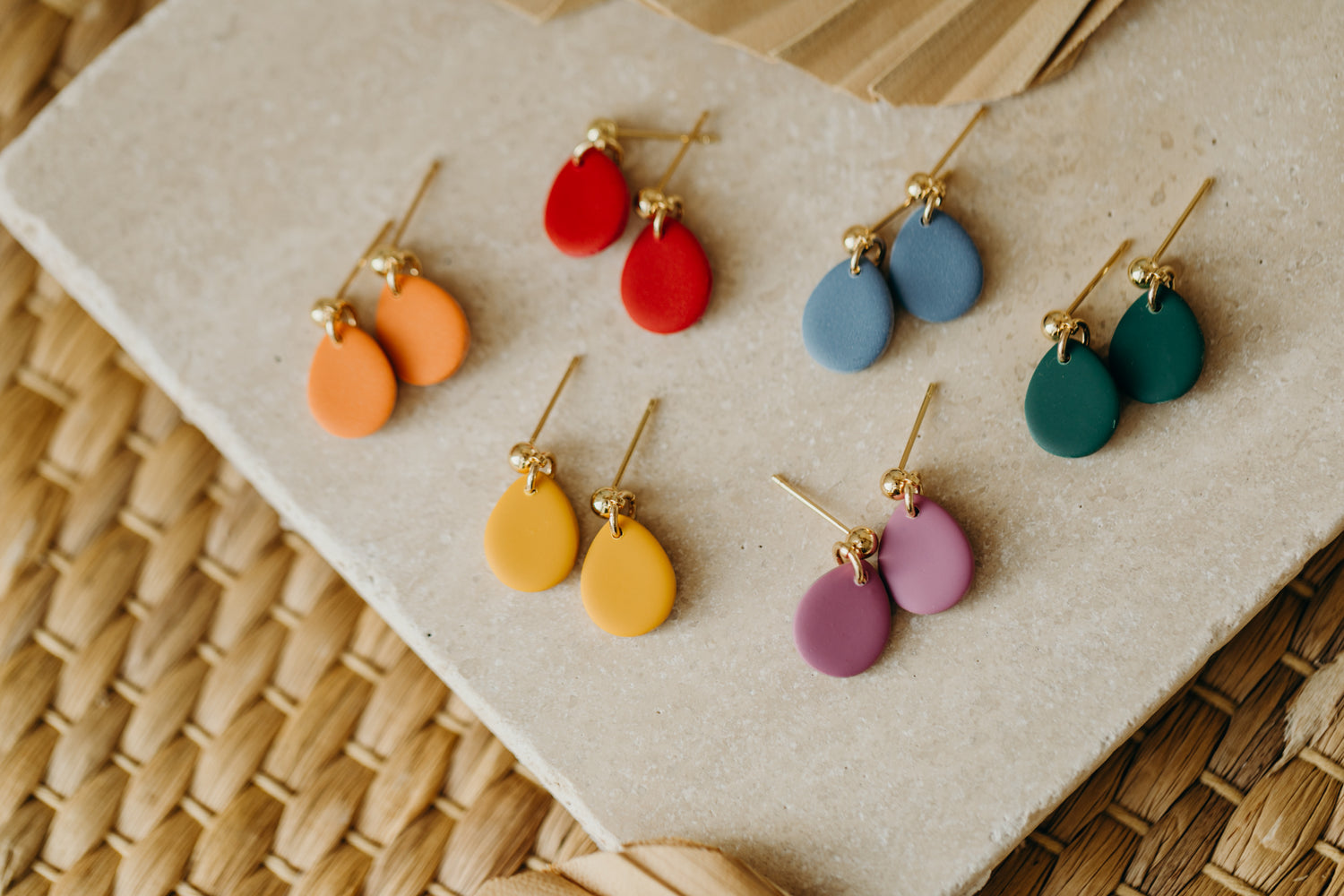NOMI - kleine Tropfenohrringe in knalligen Farben