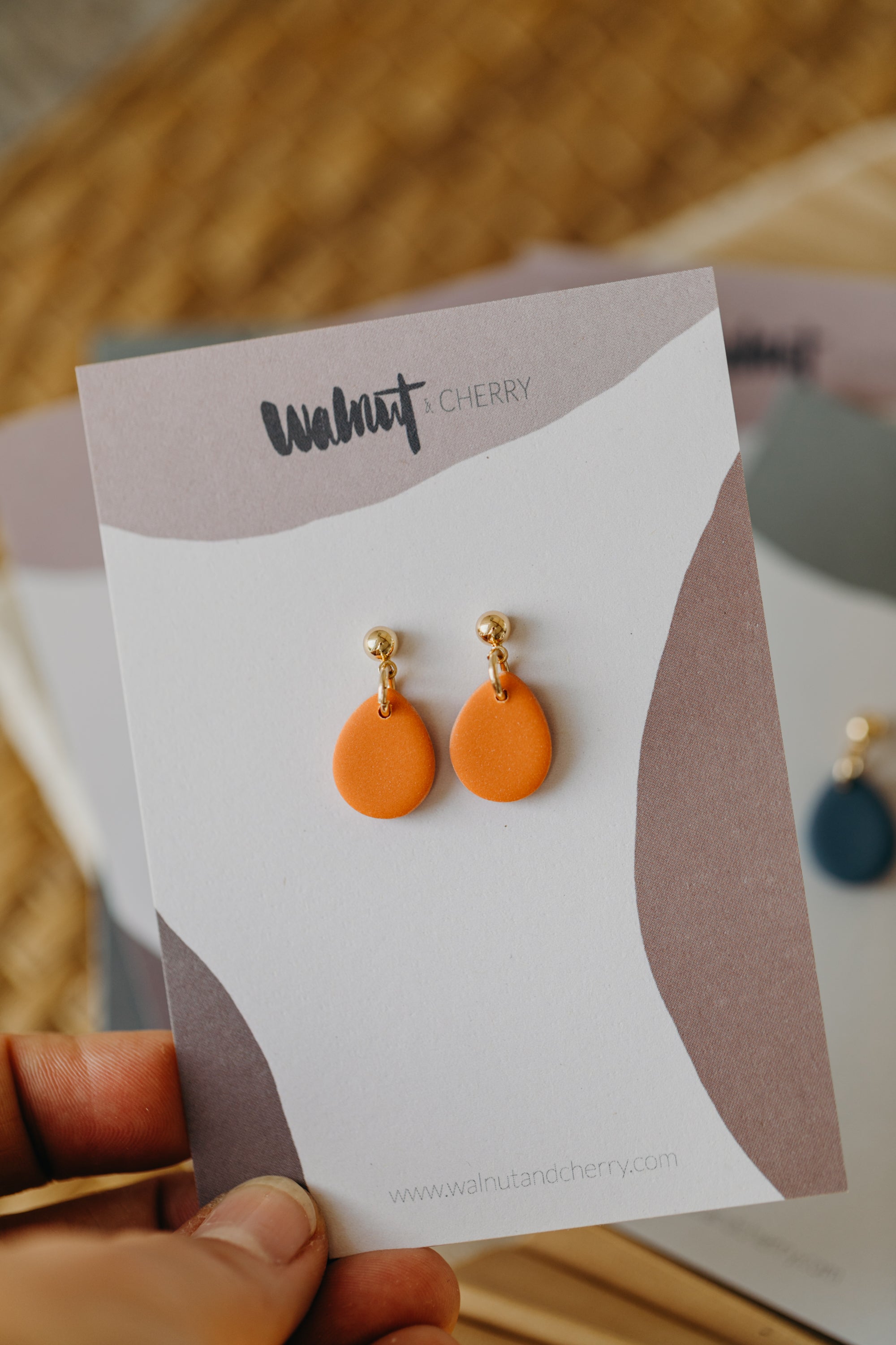 NOMI - kleine Tropfenohrringe in knalligen Farben