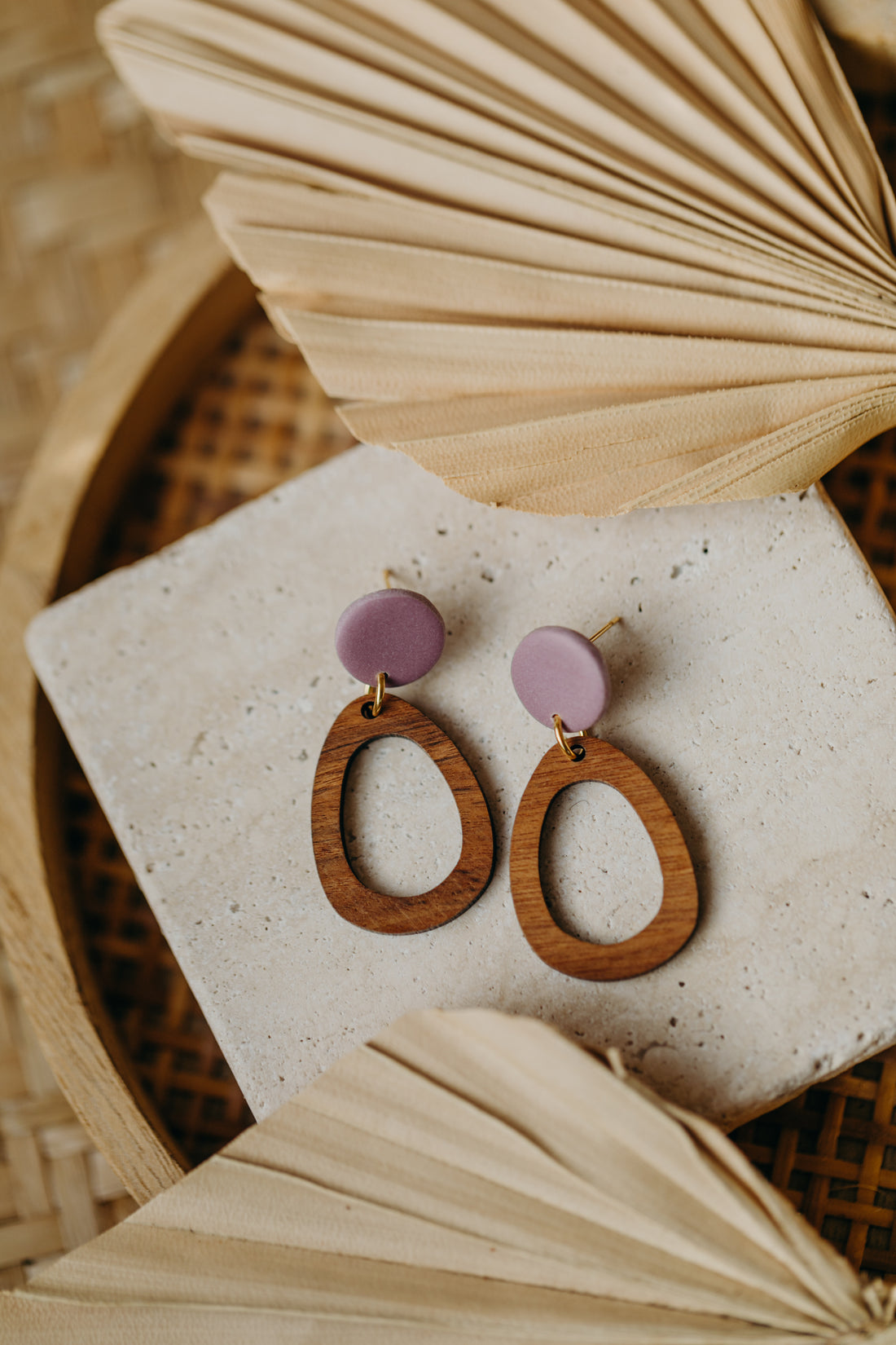 NUKI - ovale Polymer Ton Ohrringe in Lila mit Holzanhänger