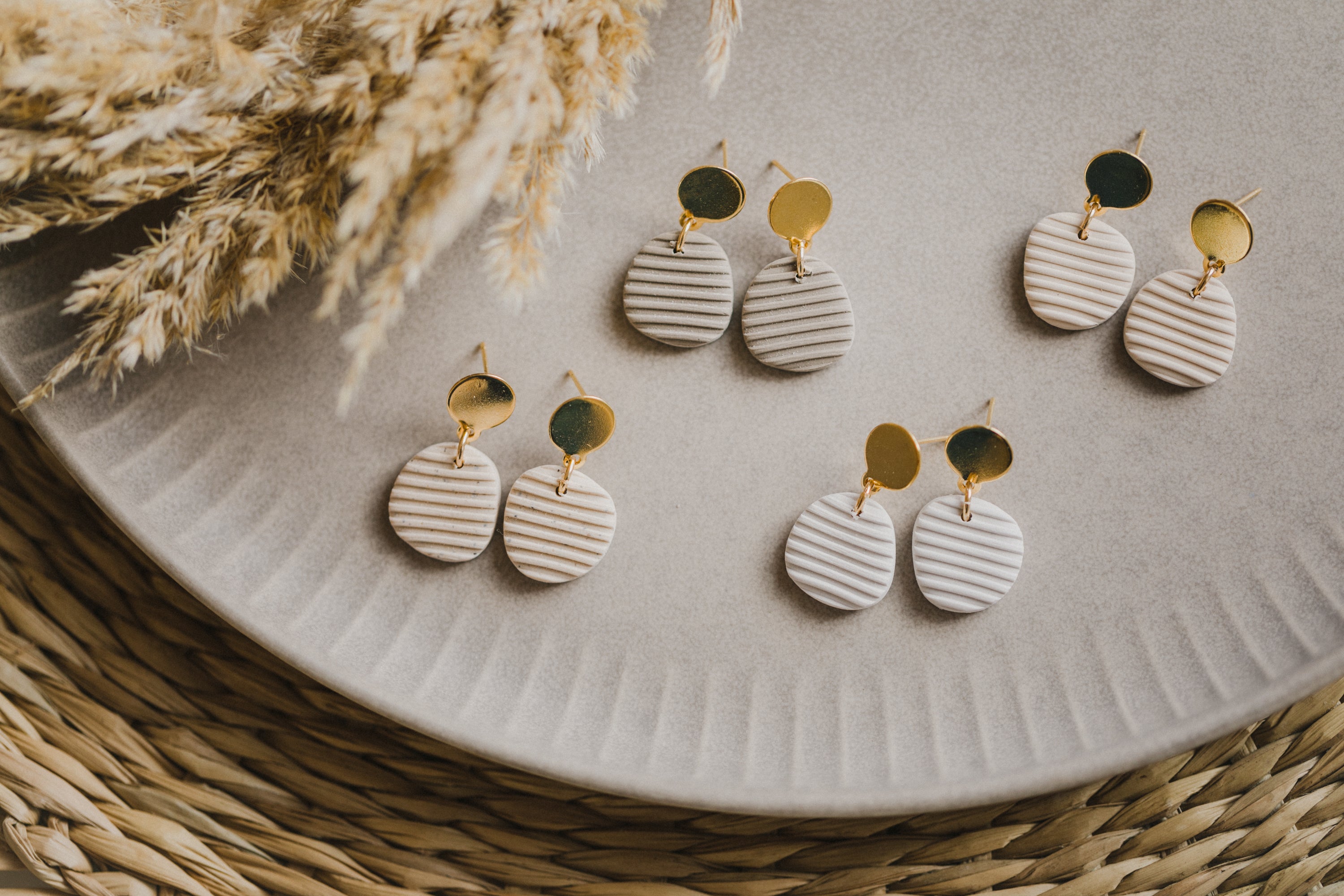 helle ovale Ohrringe in Naturtönen aus Polymer Ton mit Streifenmuster