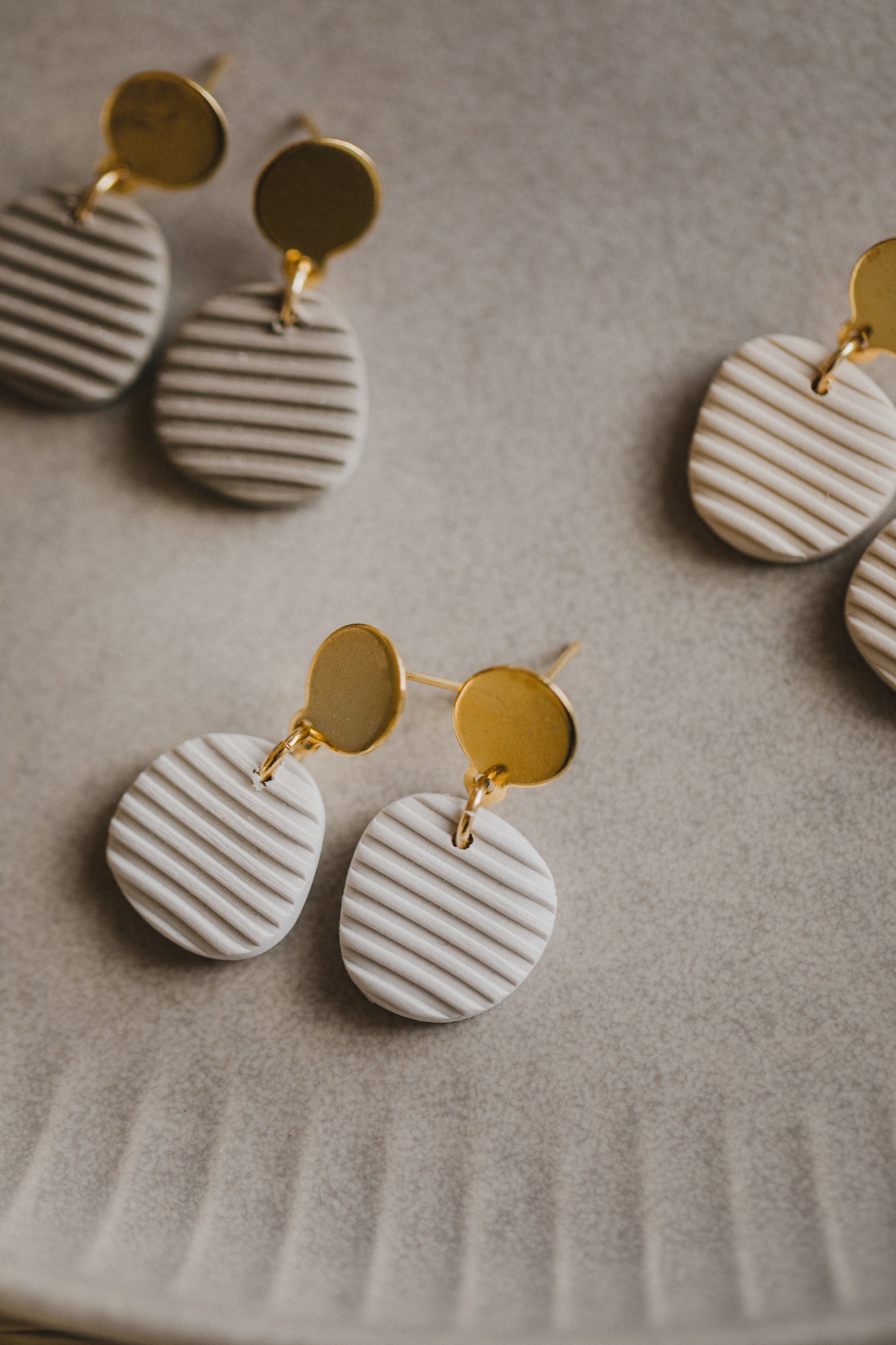 helle ovale Ohrringe in Naturtönen aus Polymer Ton mit Streifenmuster