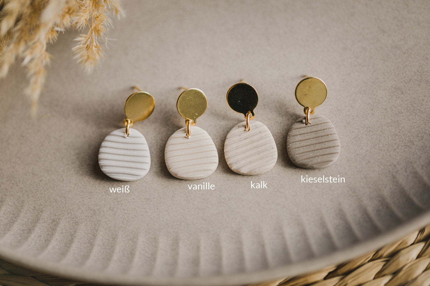 helle ovale Ohrringe in Naturtönen aus Polymer Ton mit Streifenmuster