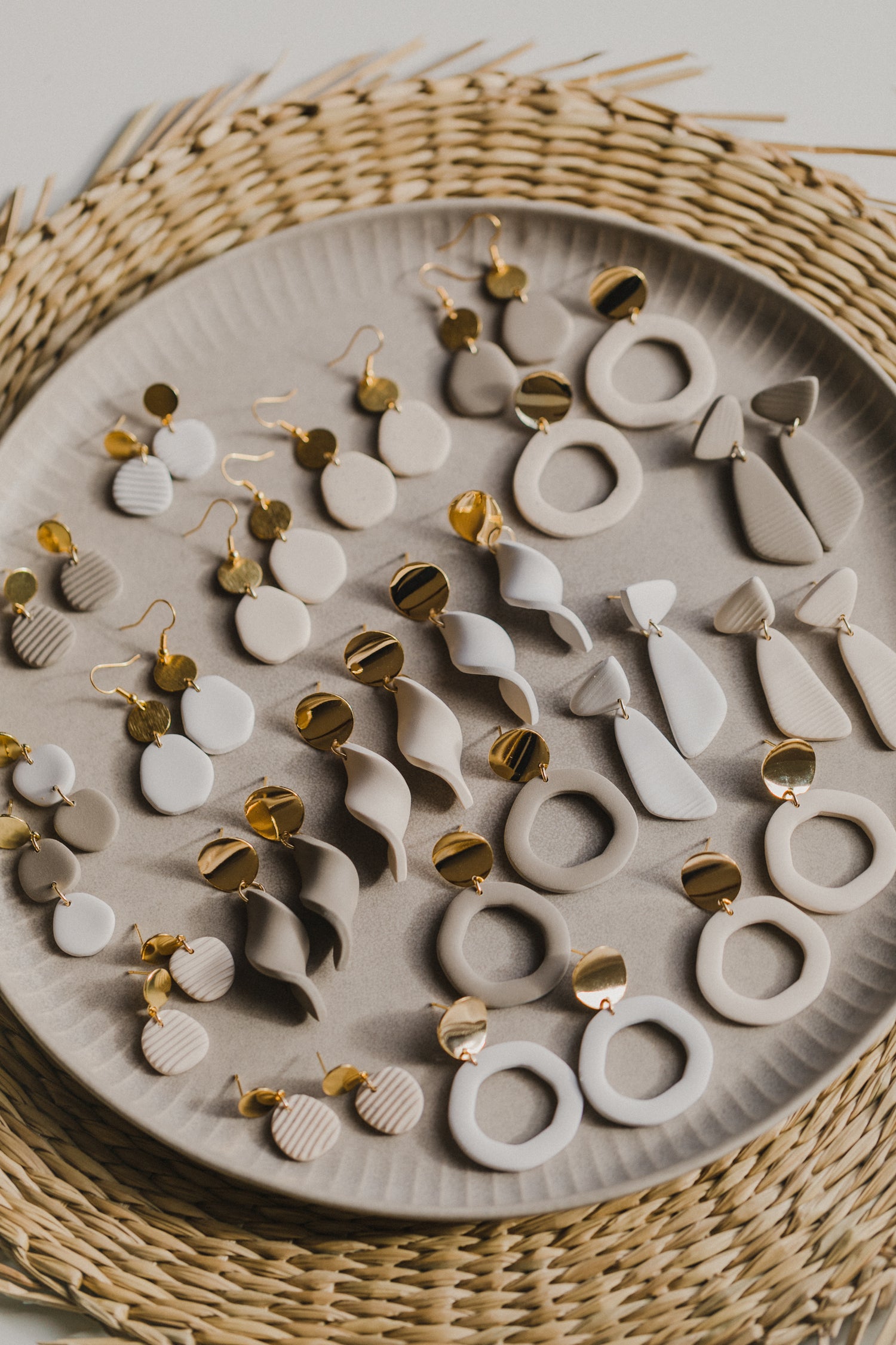 helle ovale Ohrringe in Naturtönen aus Polymer Ton mit Streifenmuster