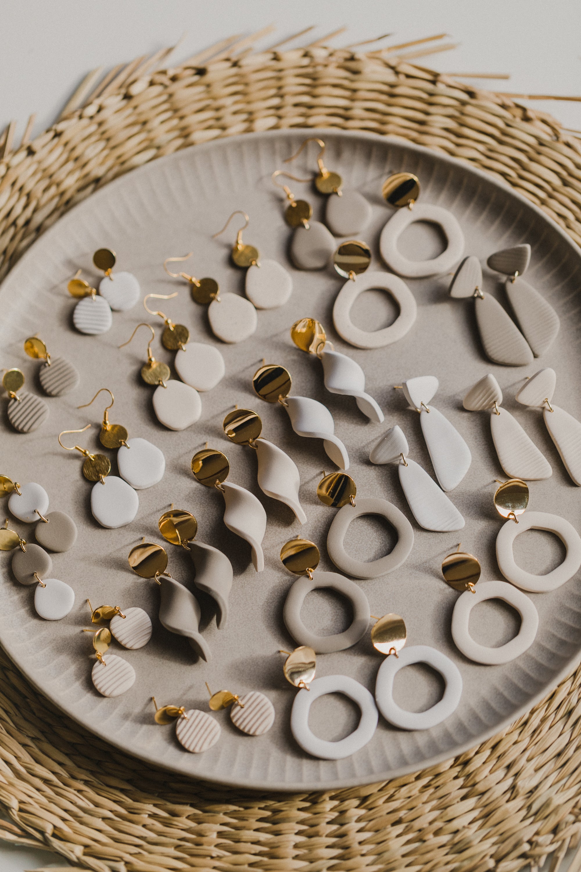 helle ovale Ohrringe in Naturtönen aus Polymer Ton mit Streifenmuster