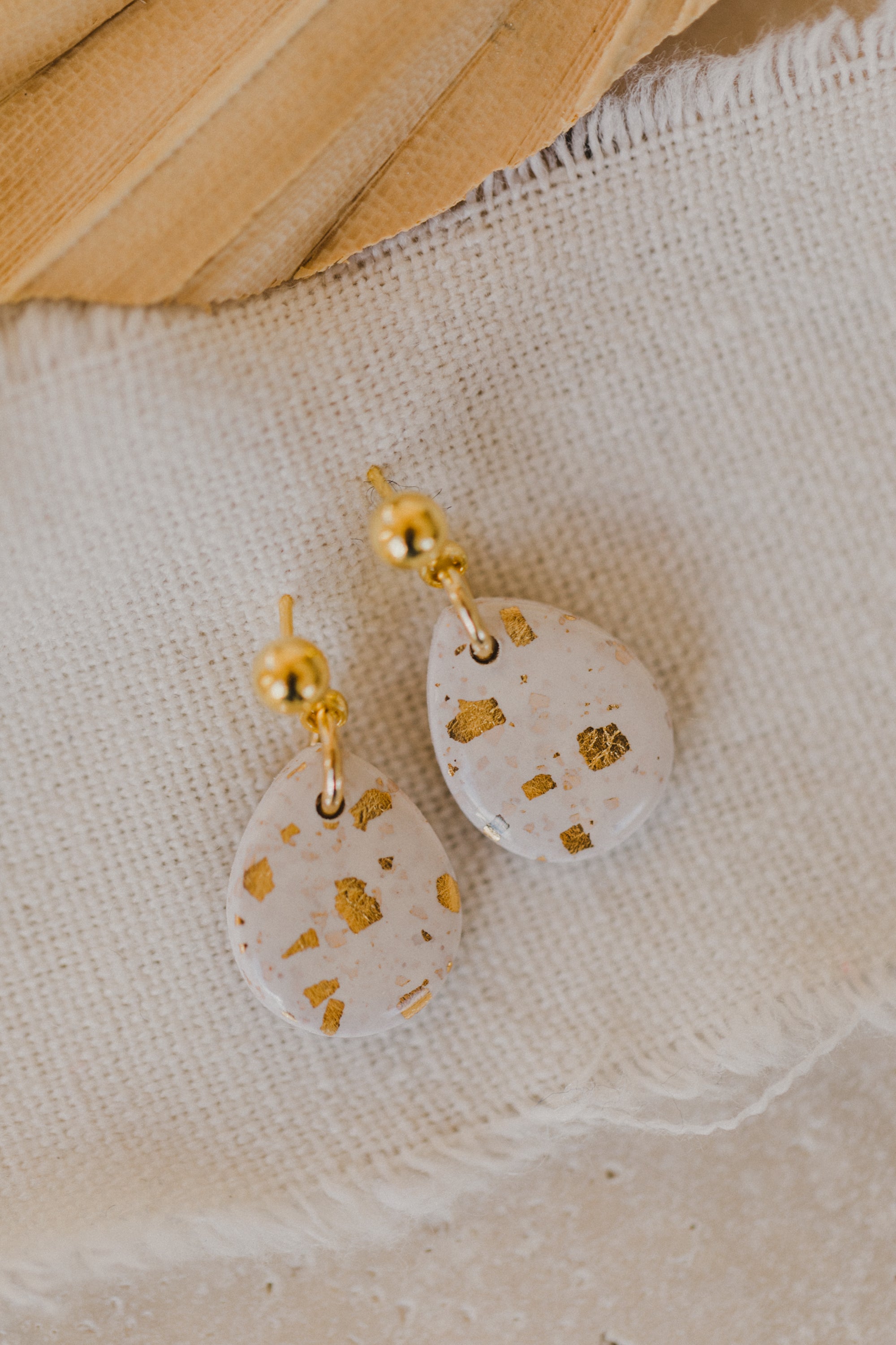 NOMI - weiße kleine Tropfenohrringe mit Blattgold