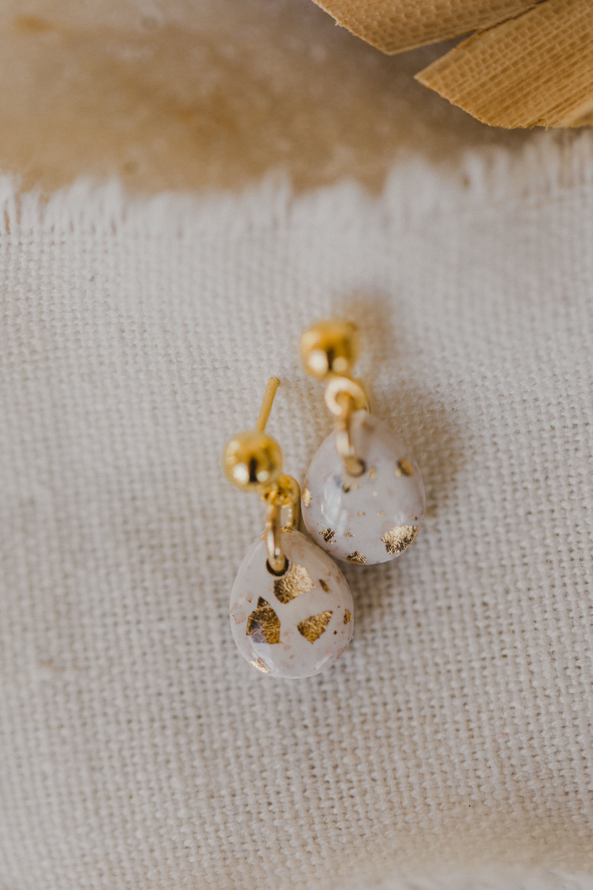 NOMI - weiße kleine Tropfenohrringe mit Blattgold