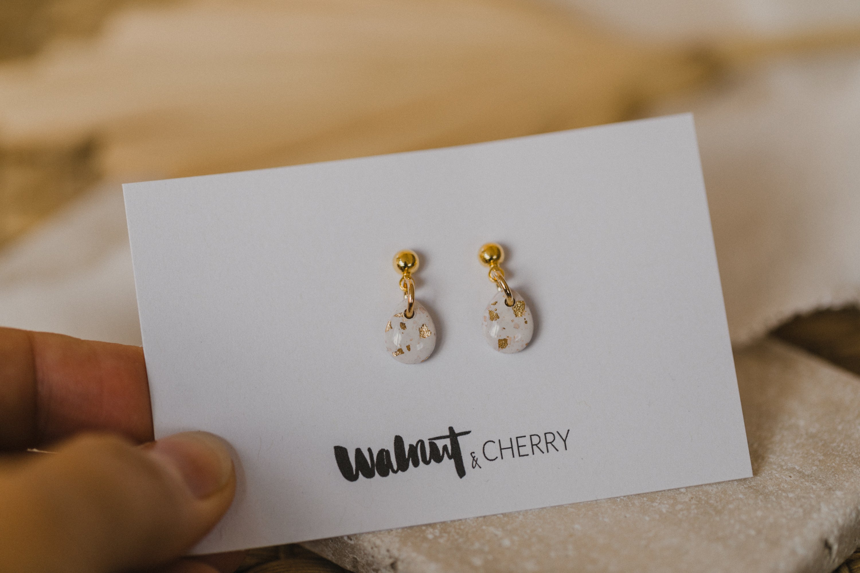 NOMI - weiße kleine Tropfenohrringe mit Blattgold