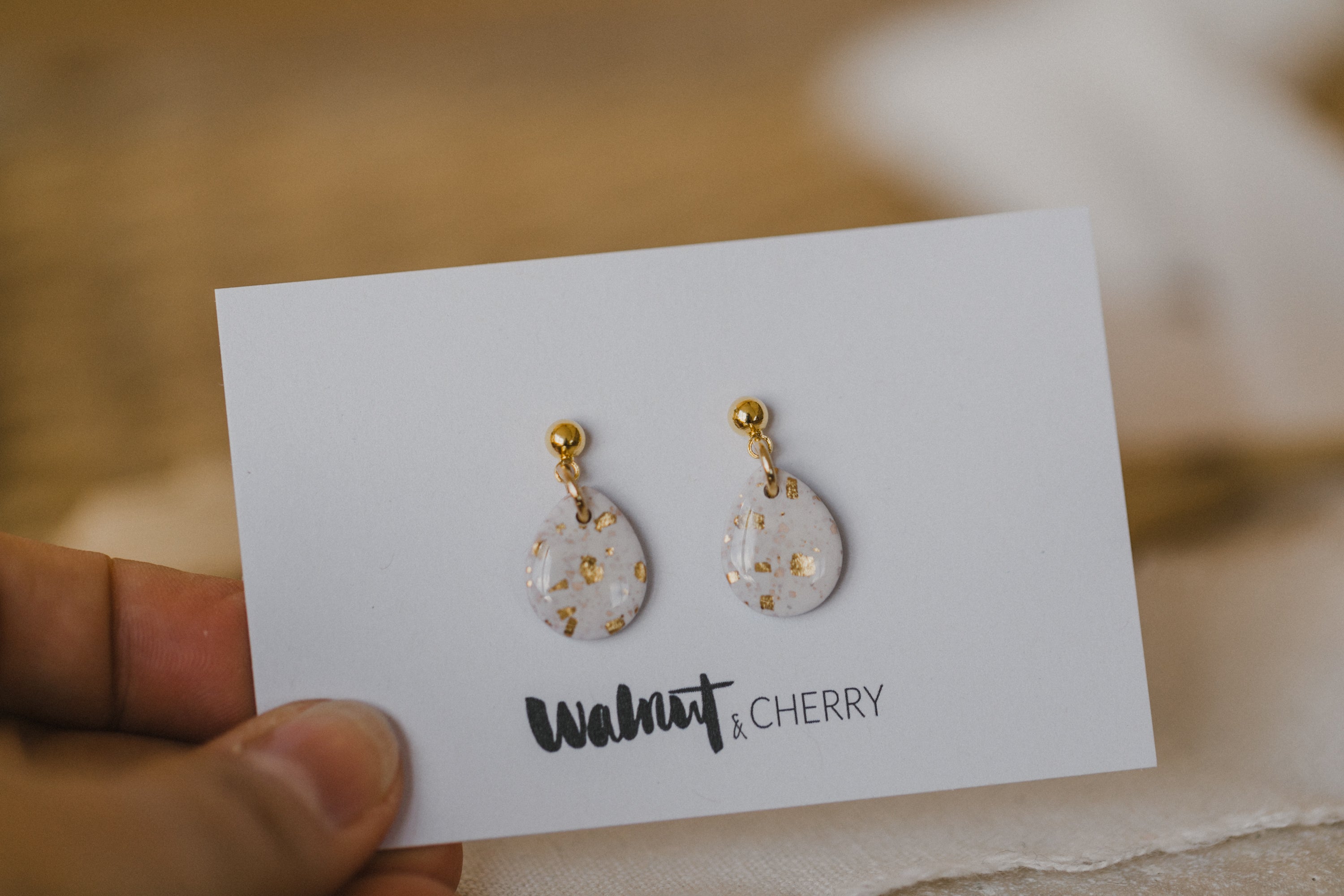 NOMI - weiße kleine Tropfenohrringe mit Blattgold