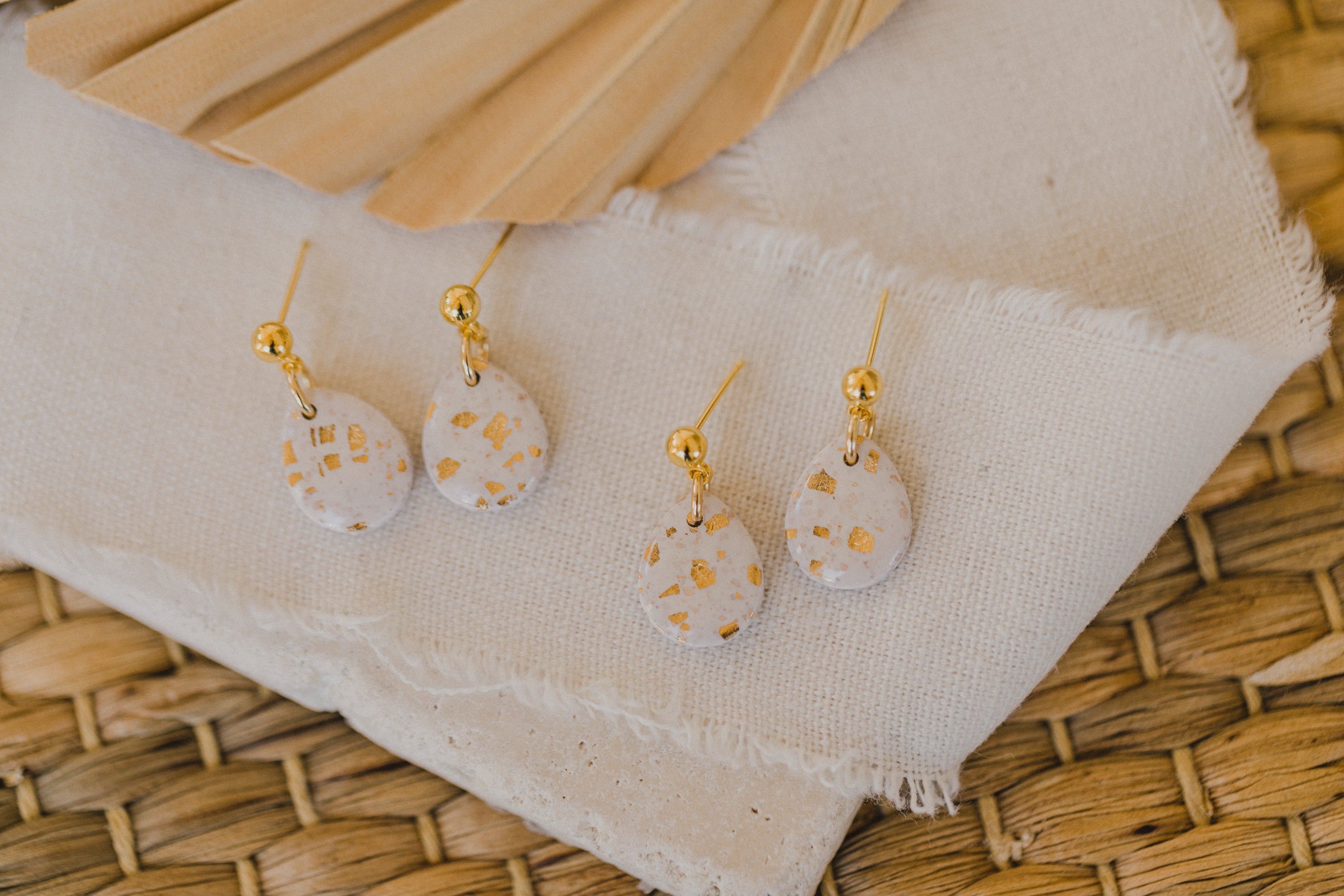 NOMI - weiße kleine Tropfenohrringe mit Blattgold