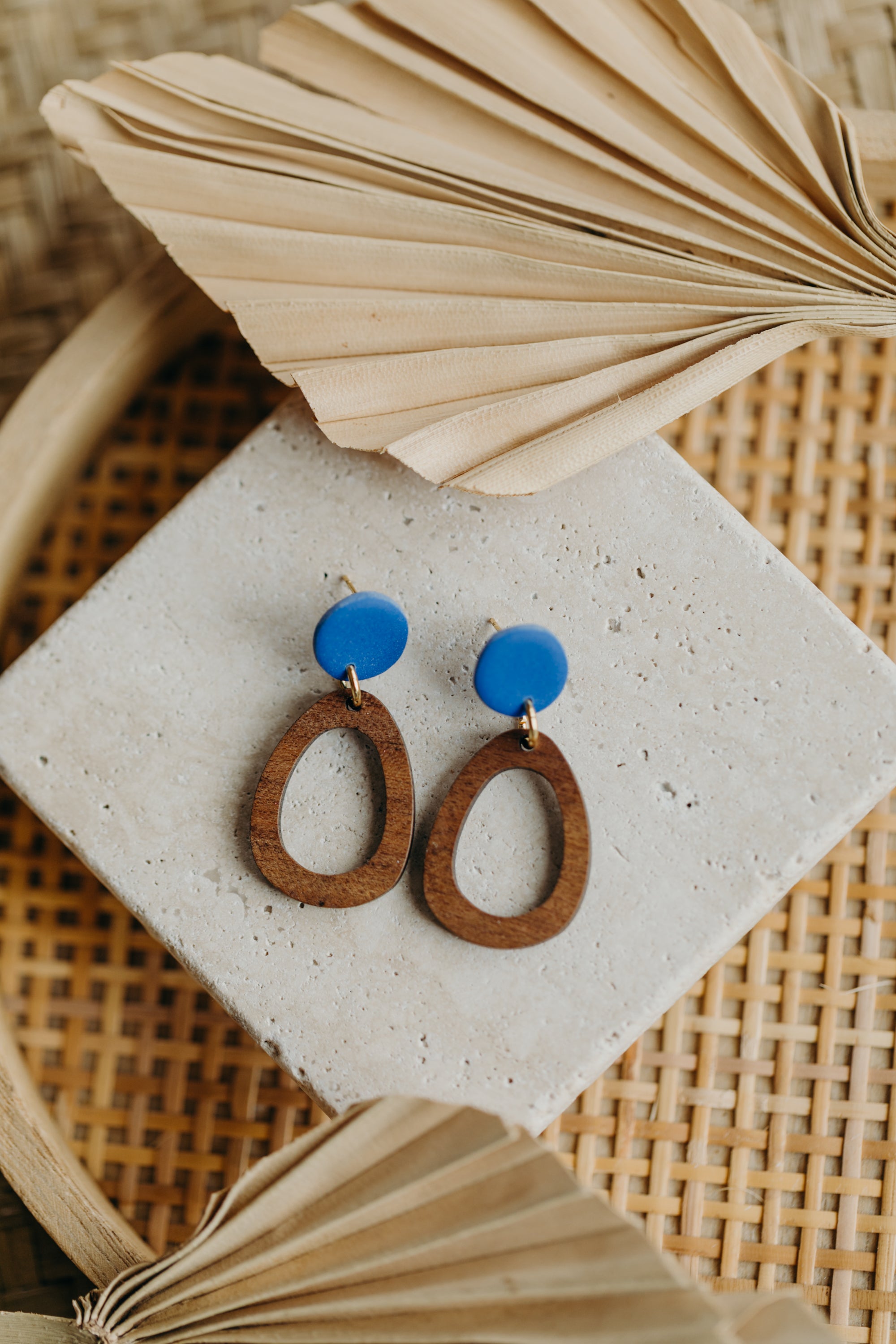 NUKI - ovale Polymer Ton Ohrringe in Kornblumenblau mit Holzanhänger