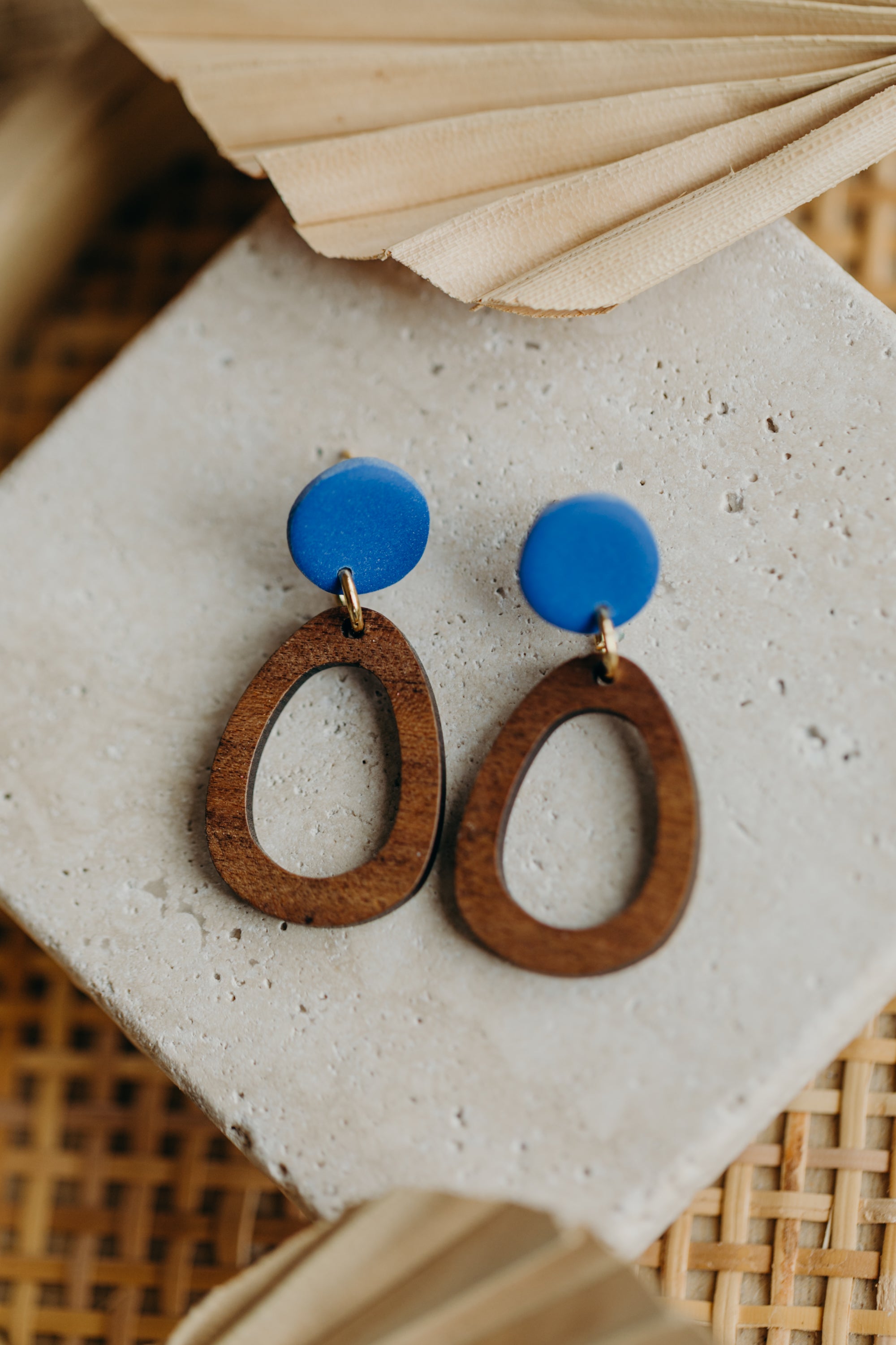 NUKI - ovale Polymer Ton Ohrringe in Kornblumenblau mit Holzanhänger