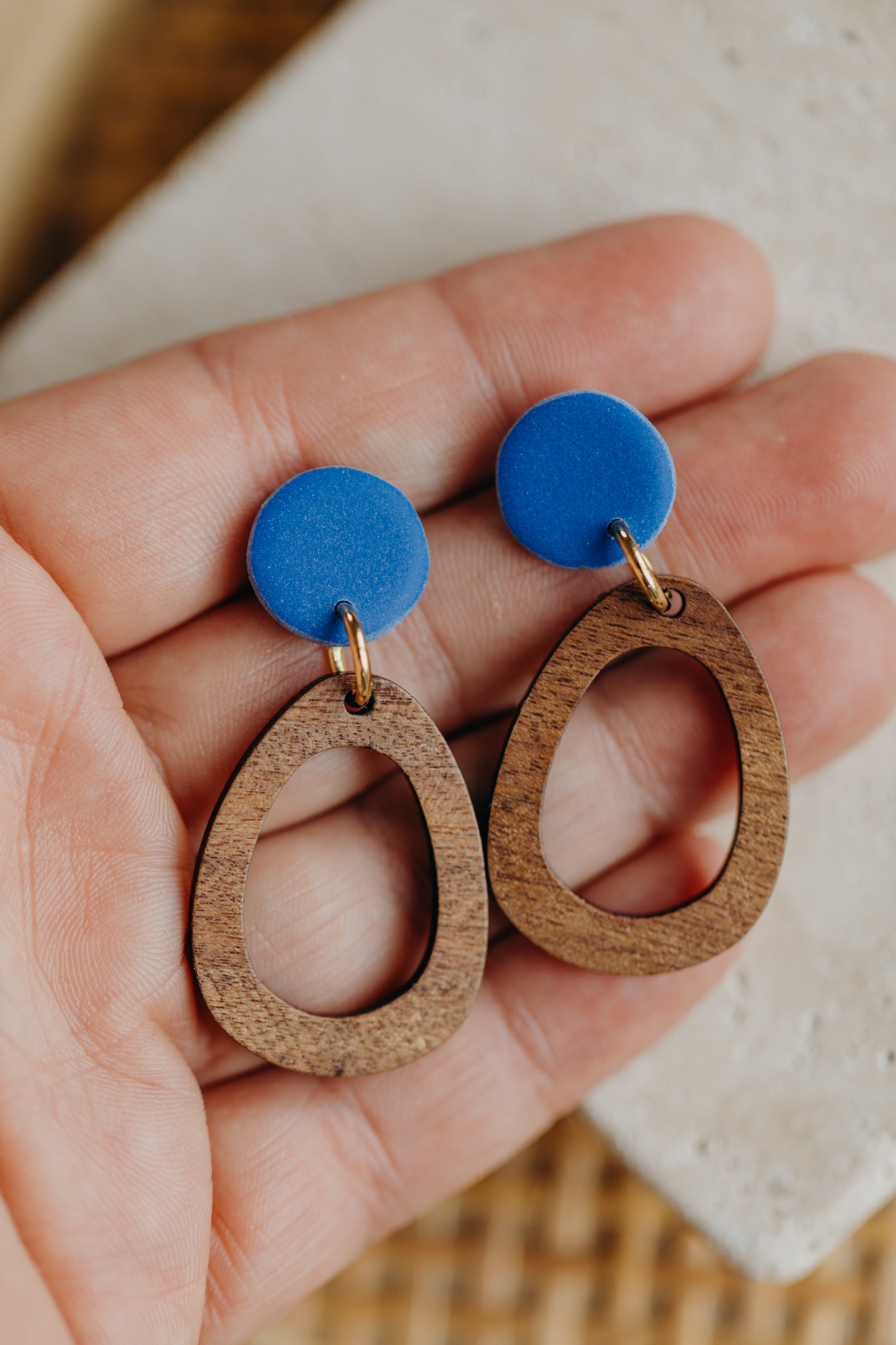 NUKI - ovale Polymer Ton Ohrringe in Kornblumenblau mit Holzanhänger