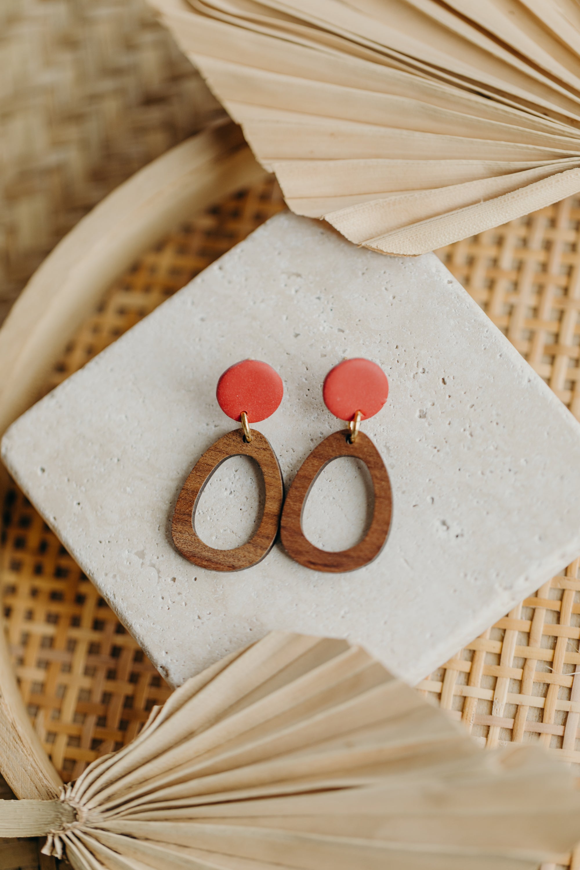 NUKI - ovale Polymer Ton Ohrringe in Erdbeerrot mit Holzanhänger
