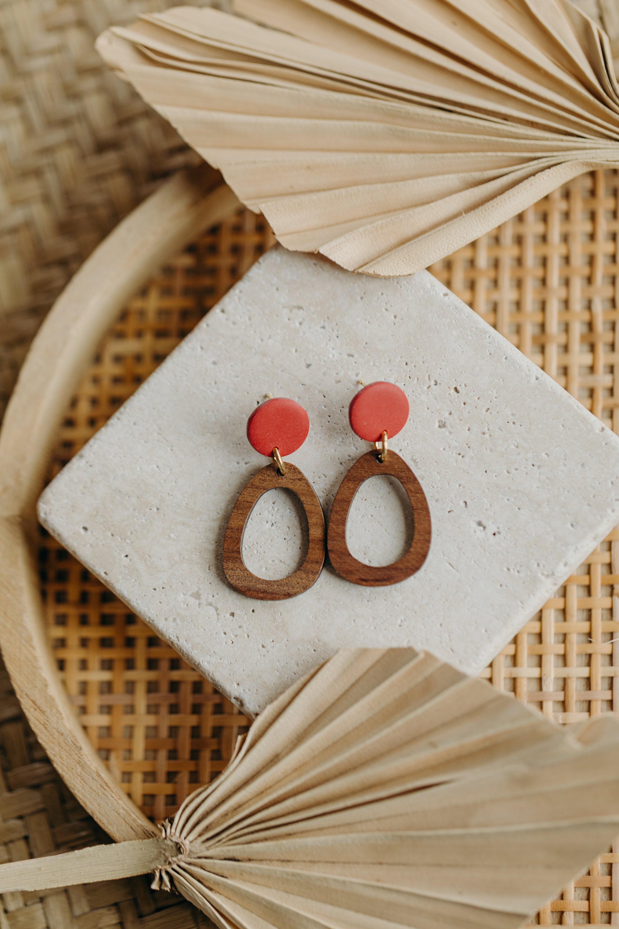 NUKI - ovale Polymer Ton Ohrringe in Erdbeerrot mit Holzanhänger