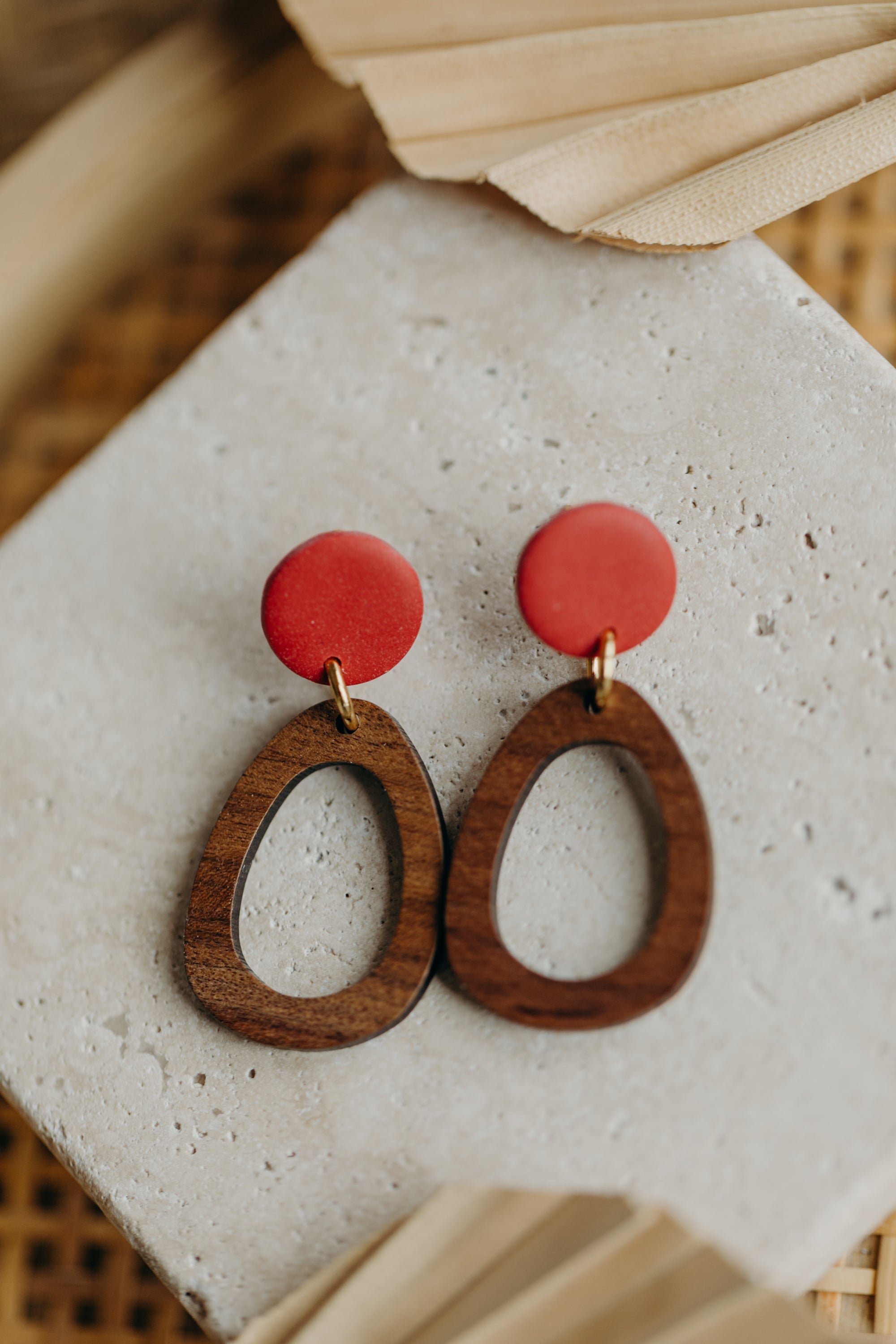 NUKI - ovale Polymer Ton Ohrringe in Erdbeerrot mit Holzanhänger