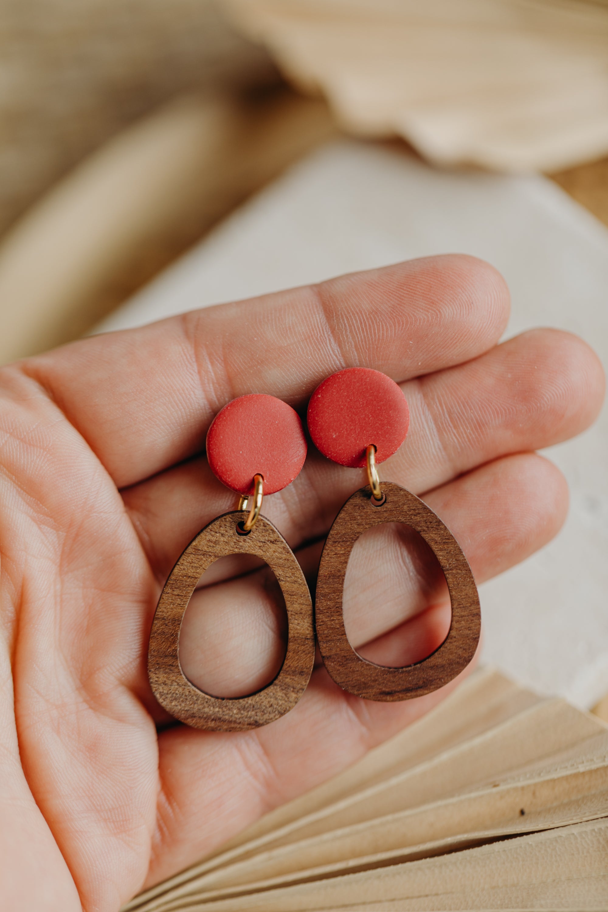 NUKI - ovale Polymer Ton Ohrringe in Erdbeerrot mit Holzanhänger