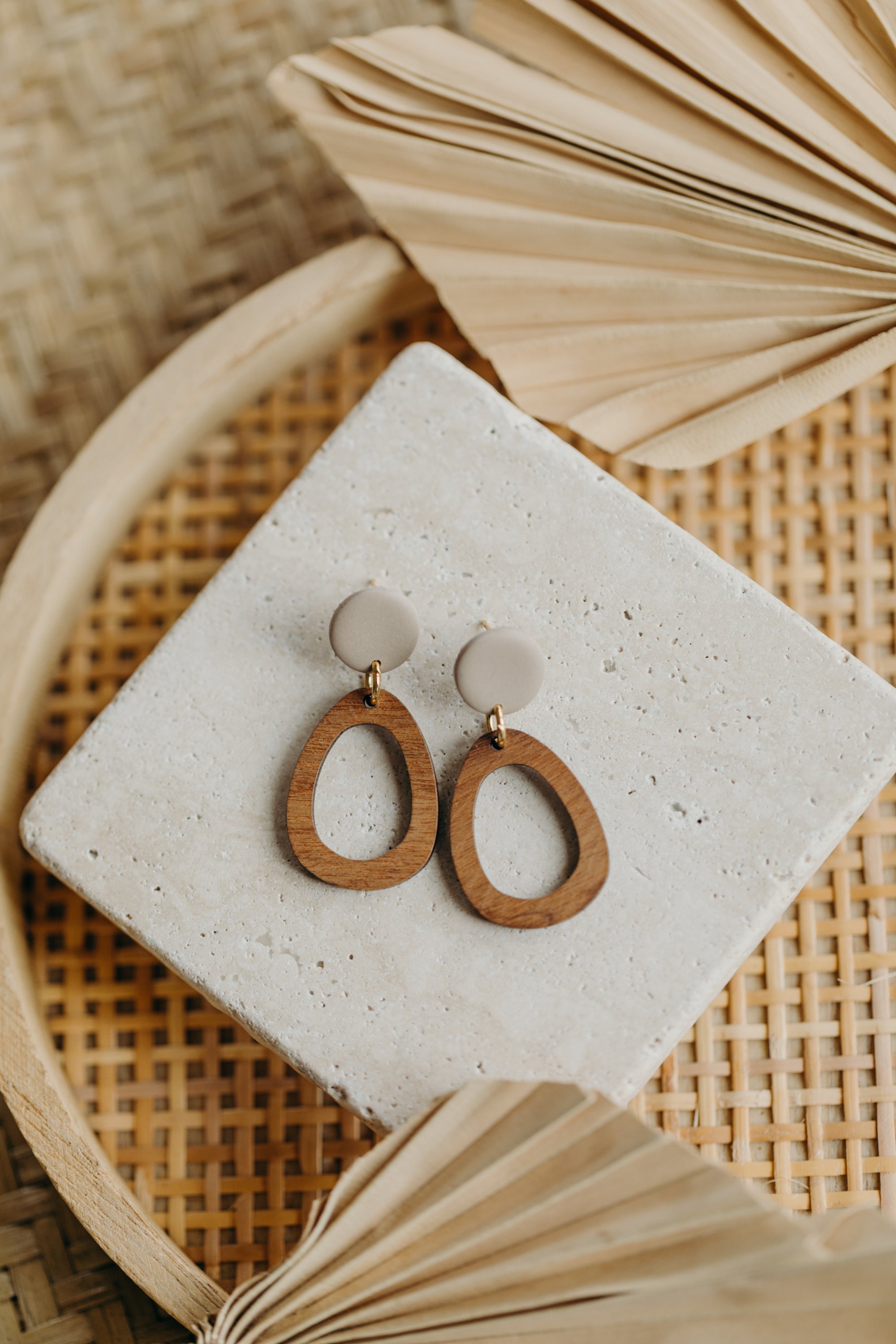 NUKI - ovale Polymer Ton Ohrringe in Kieselstein mit Holzanhänger