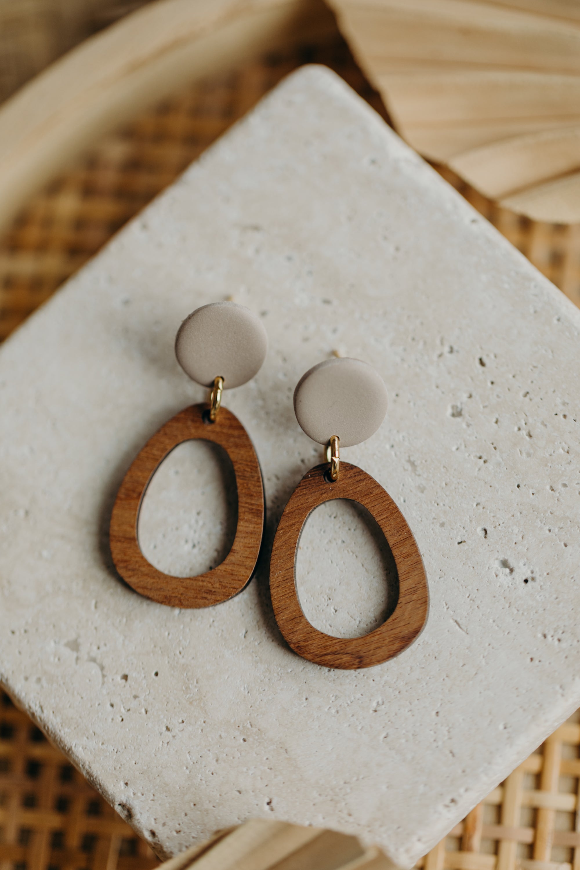 NUKI - ovale Polymer Ton Ohrringe in Kieselstein mit Holzanhänger