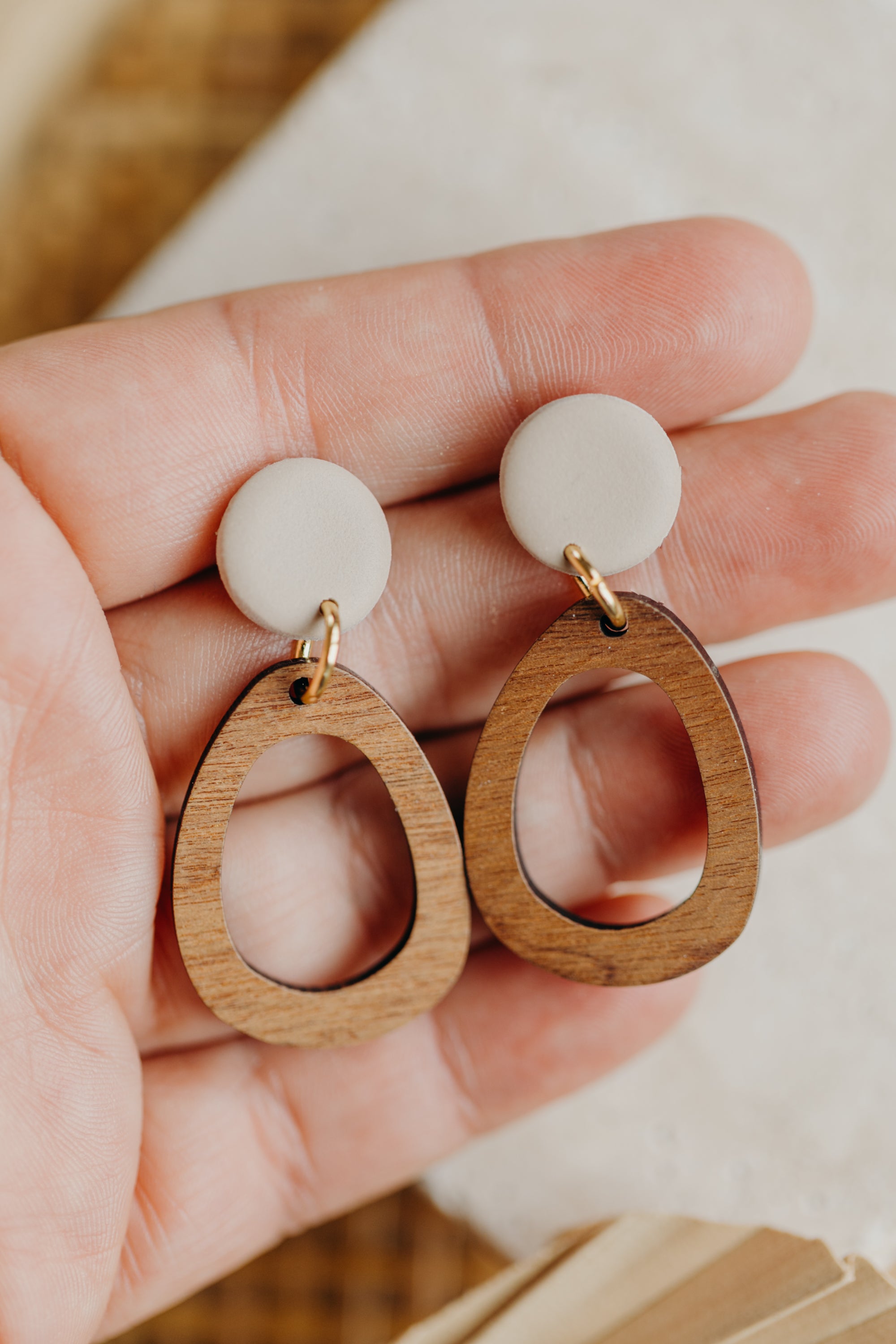 NUKI - ovale Polymer Ton Ohrringe in Kieselstein mit Holzanhänger