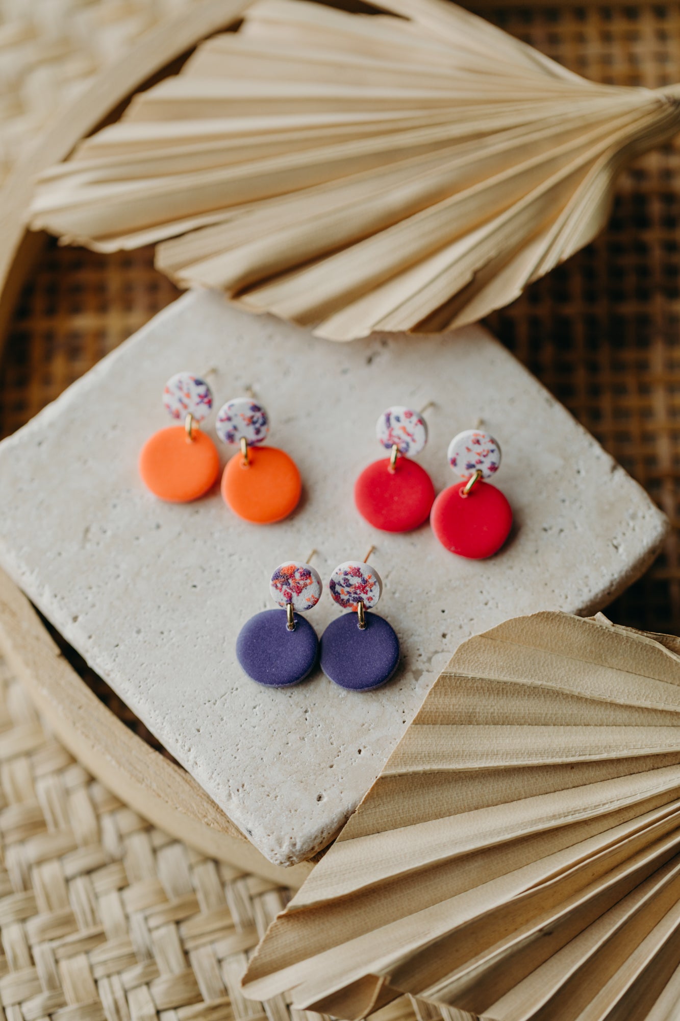 ODA - kleine runde Ohrringe mit Konfettimuster