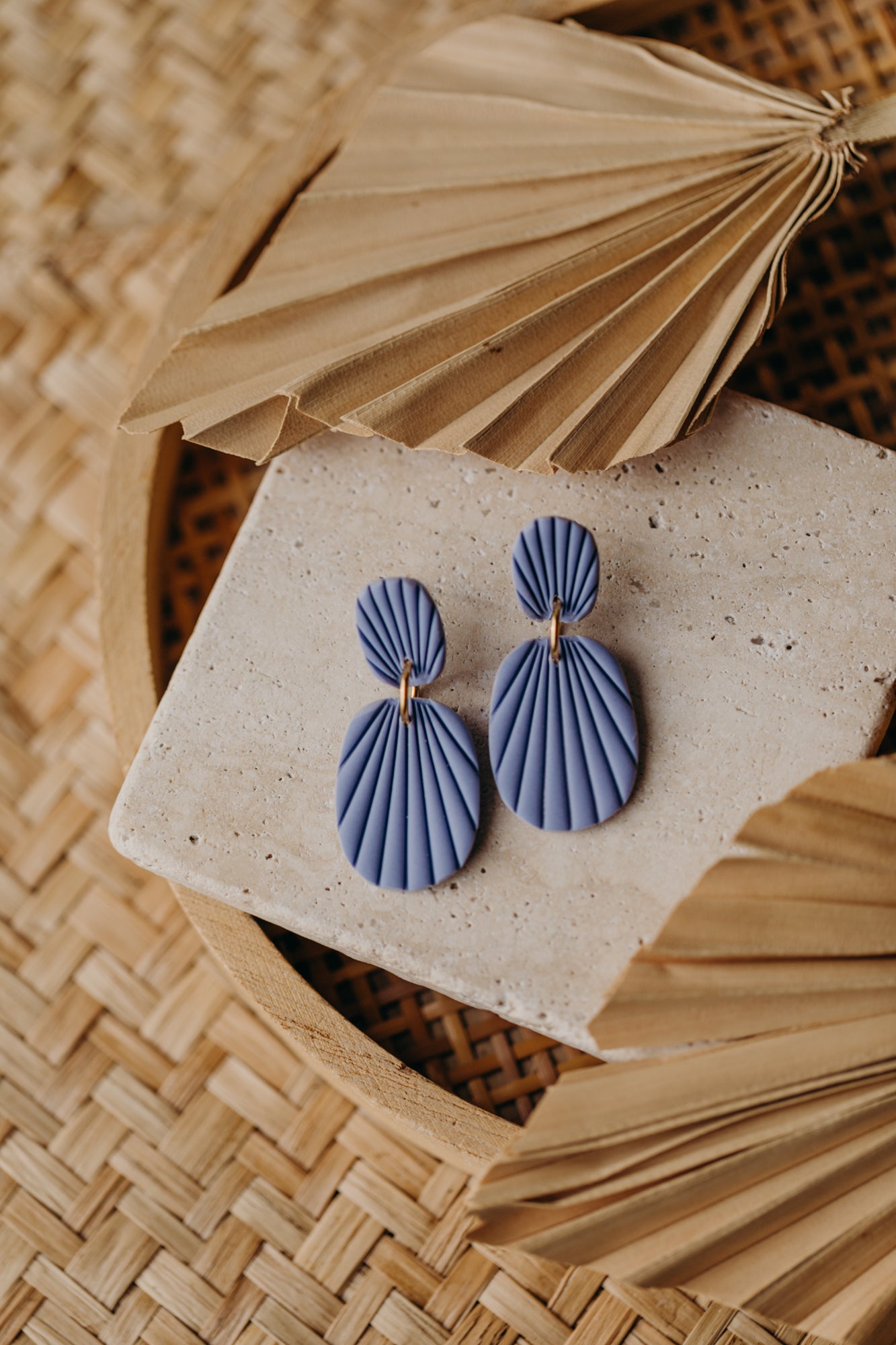 OLIVIA - ovale Polymer Ton Ohrringe mit Streifen in Distelblau