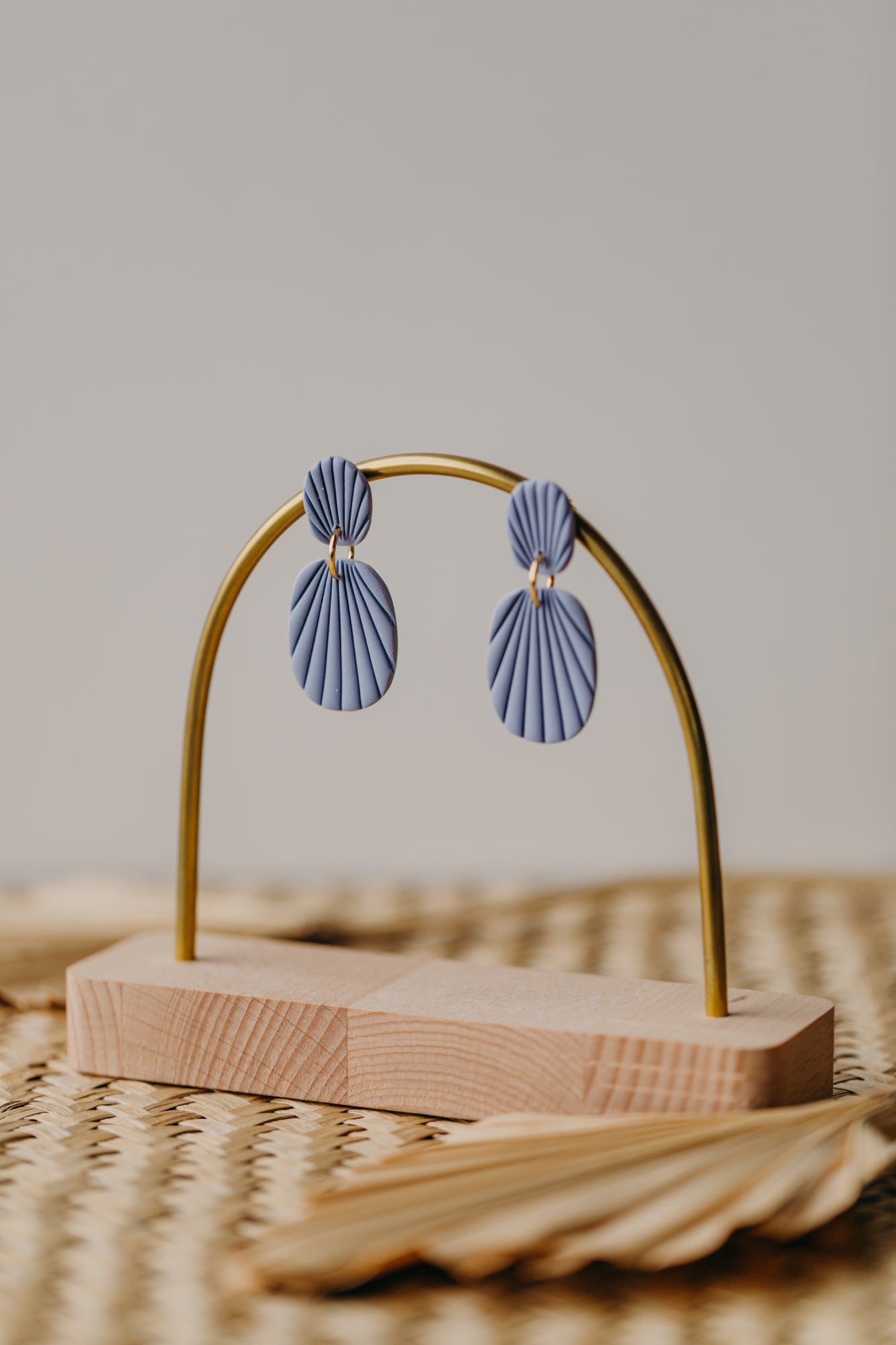 OLIVIA - ovale Polymer Ton Ohrringe mit Streifen in Distelblau