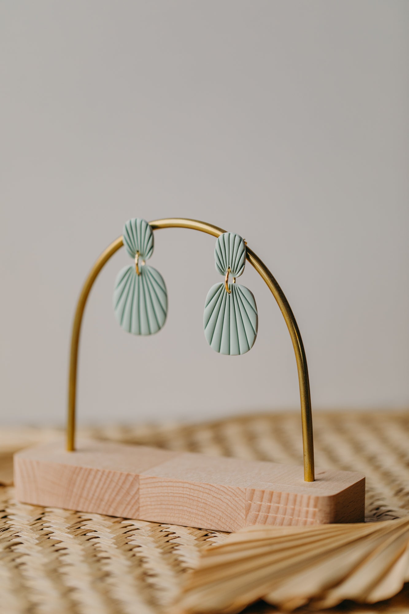 OLIVIA - ovale Polymer Ton Ohrringe mit Streifen in Salbei