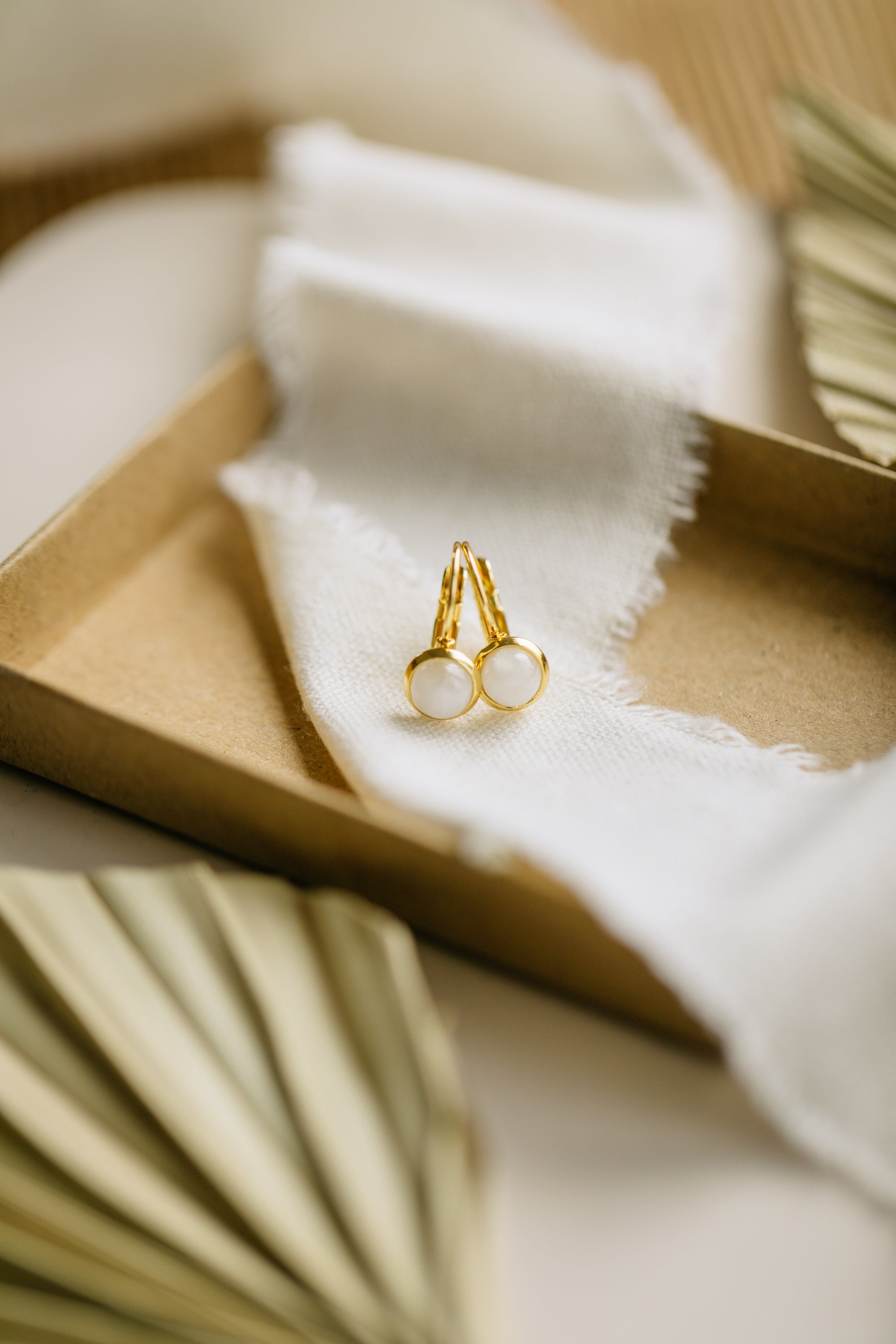 weiße Mondstein Edelstein Ohrhänger (6 mm)