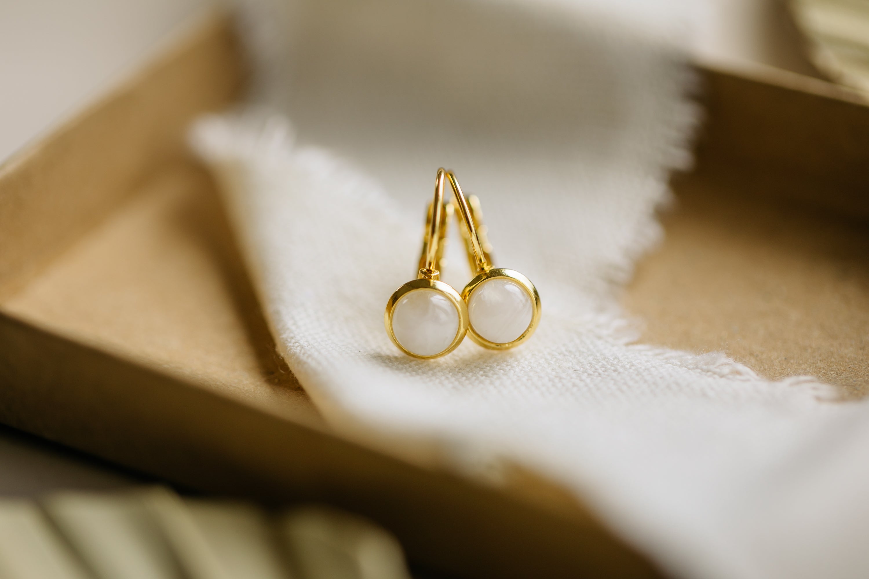 weiße Mondstein Edelstein Ohrhänger (6 mm)