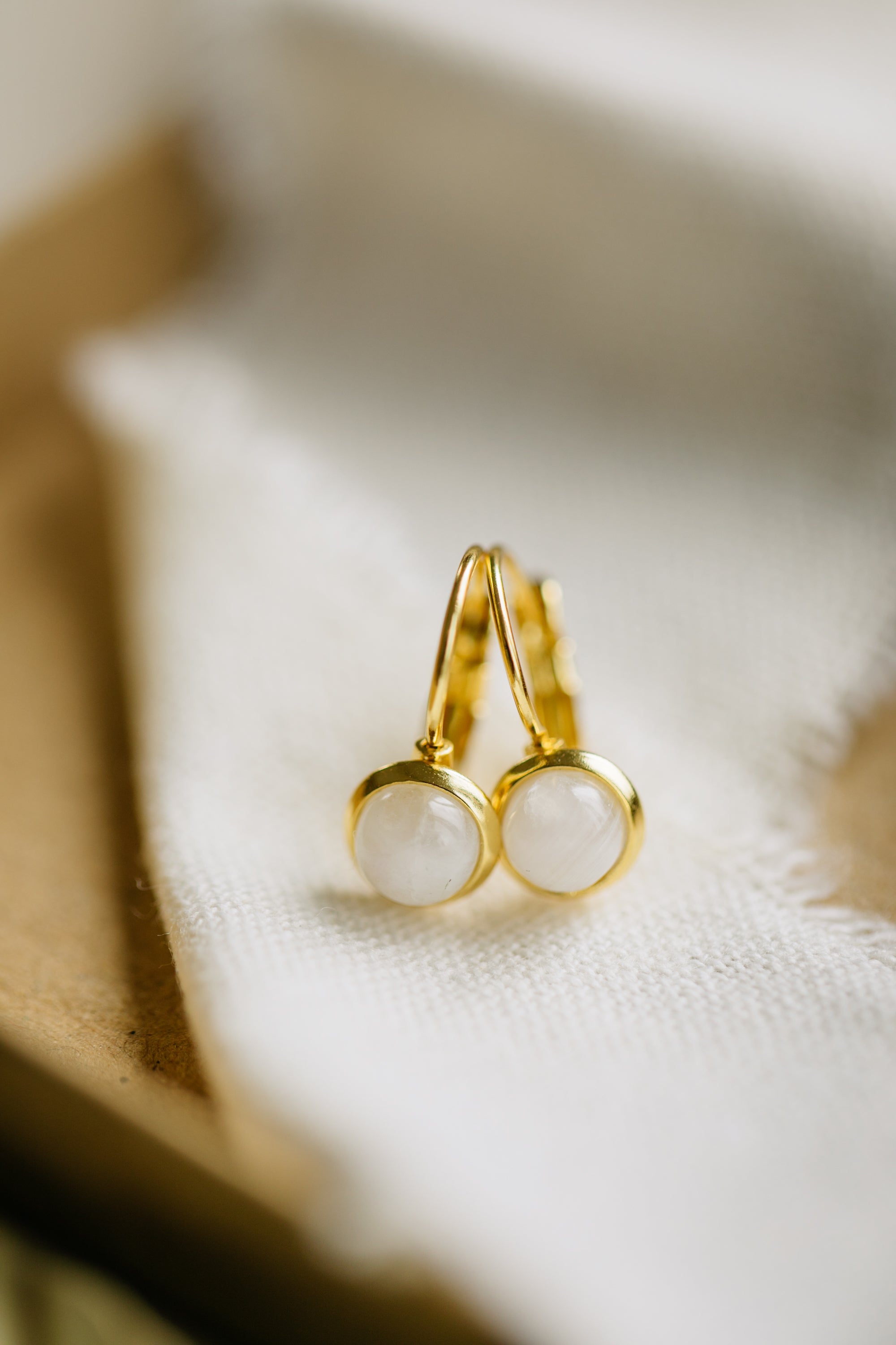 weiße Mondstein Edelstein Ohrhänger (6 mm)