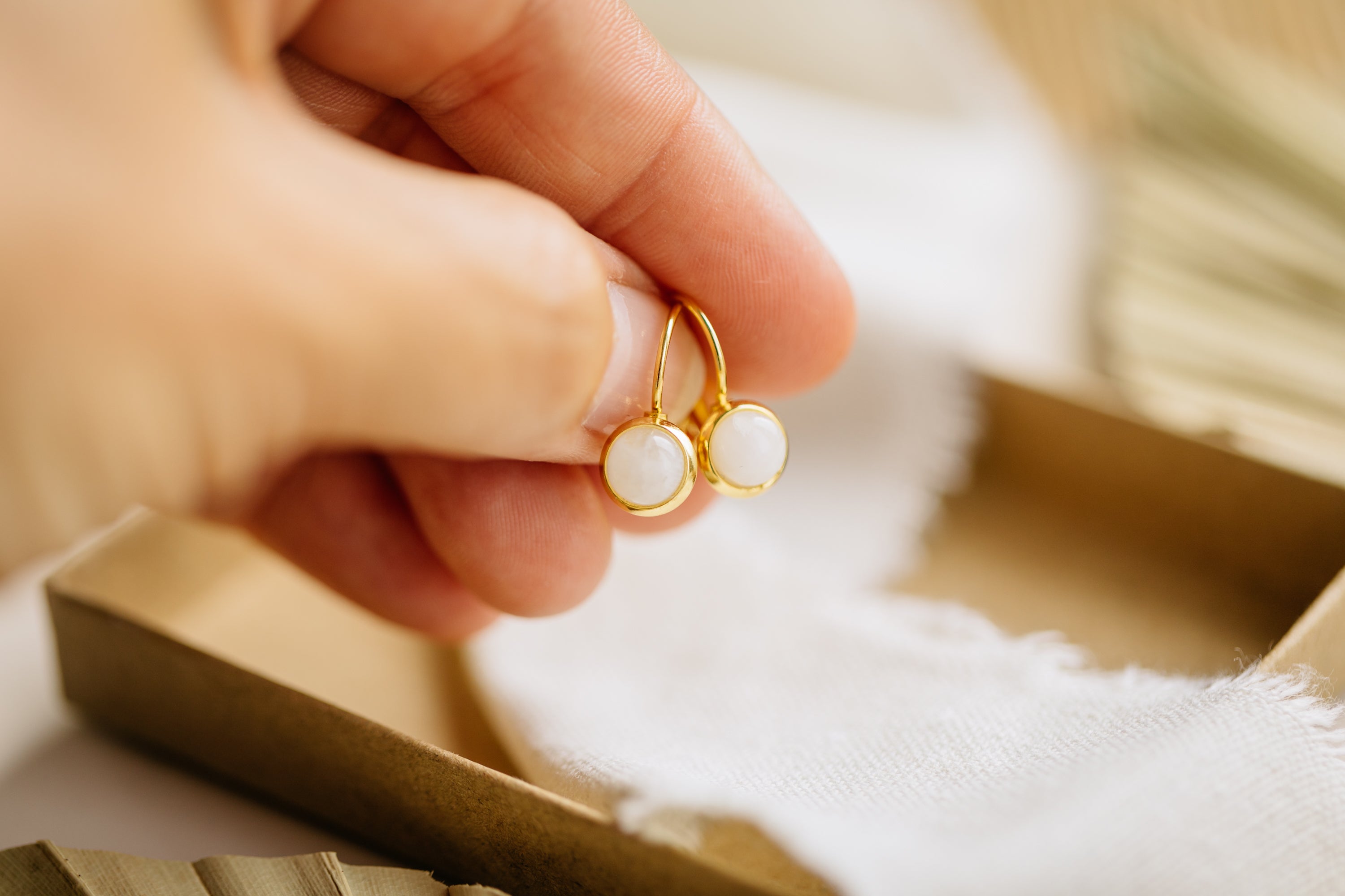 weiße Mondstein Edelstein Ohrhänger (6 mm)