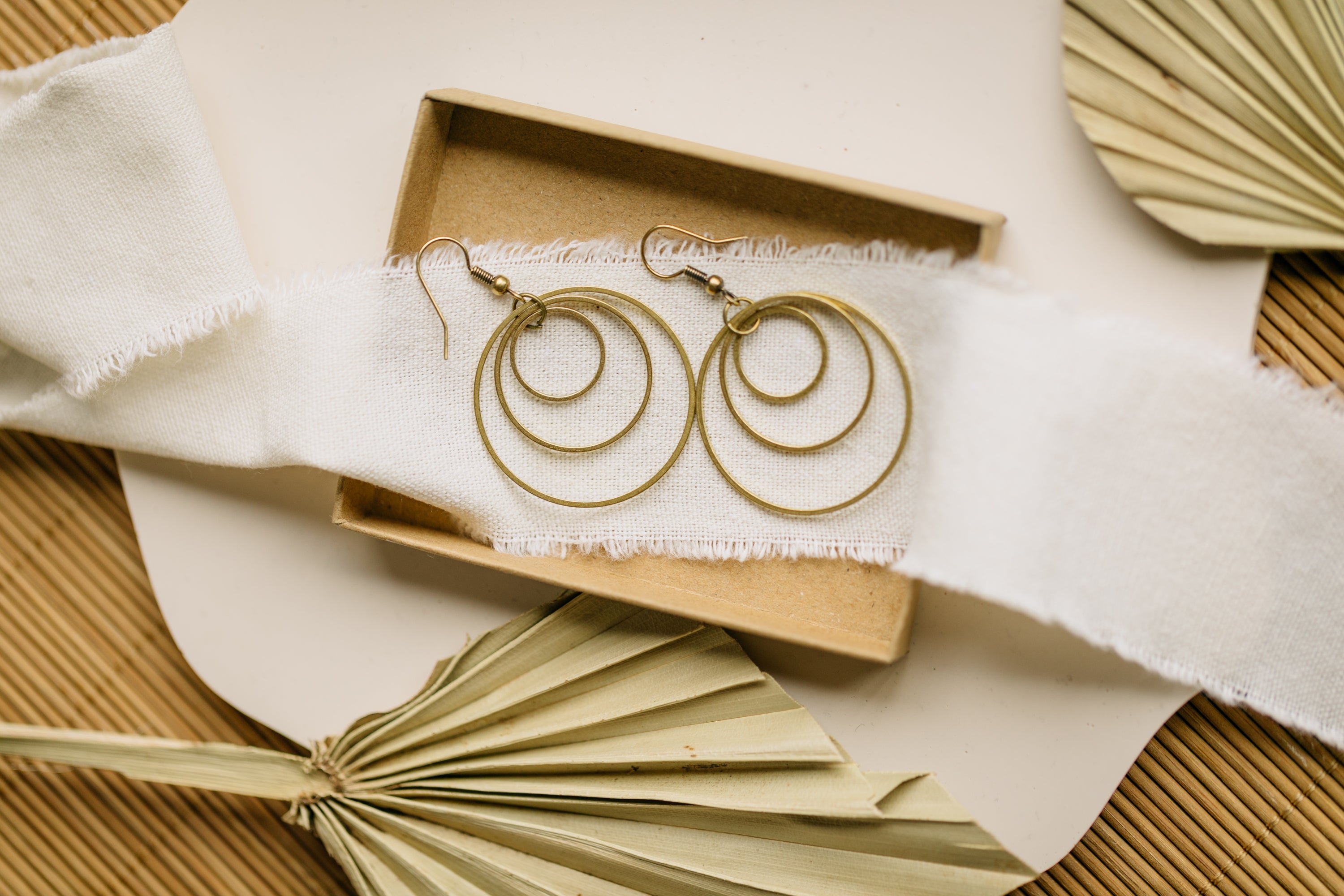 TALIA - runde Ohrringe mit drei Kreisen aus Messing