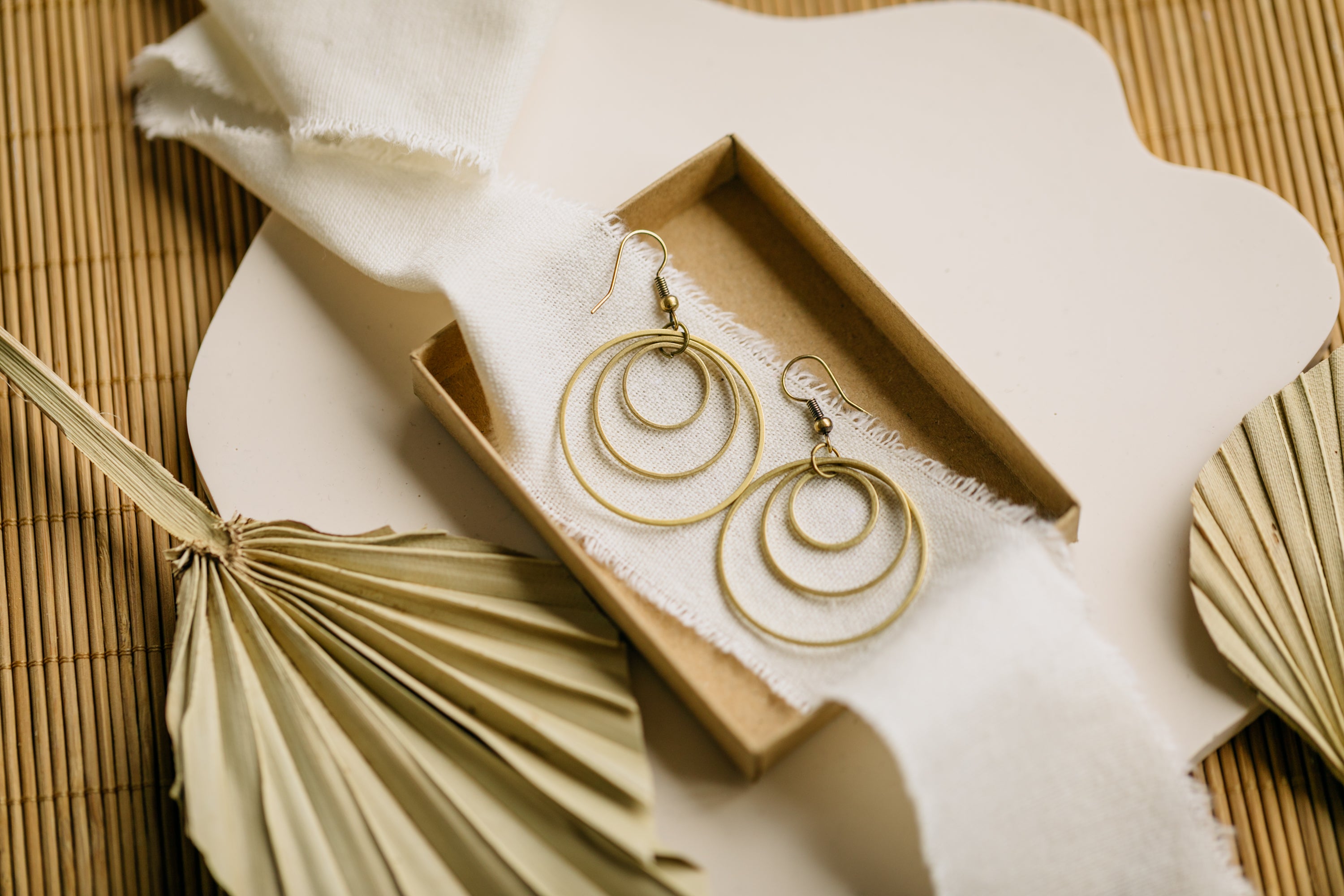 TALIA - runde Ohrringe mit drei Kreisen aus Messing