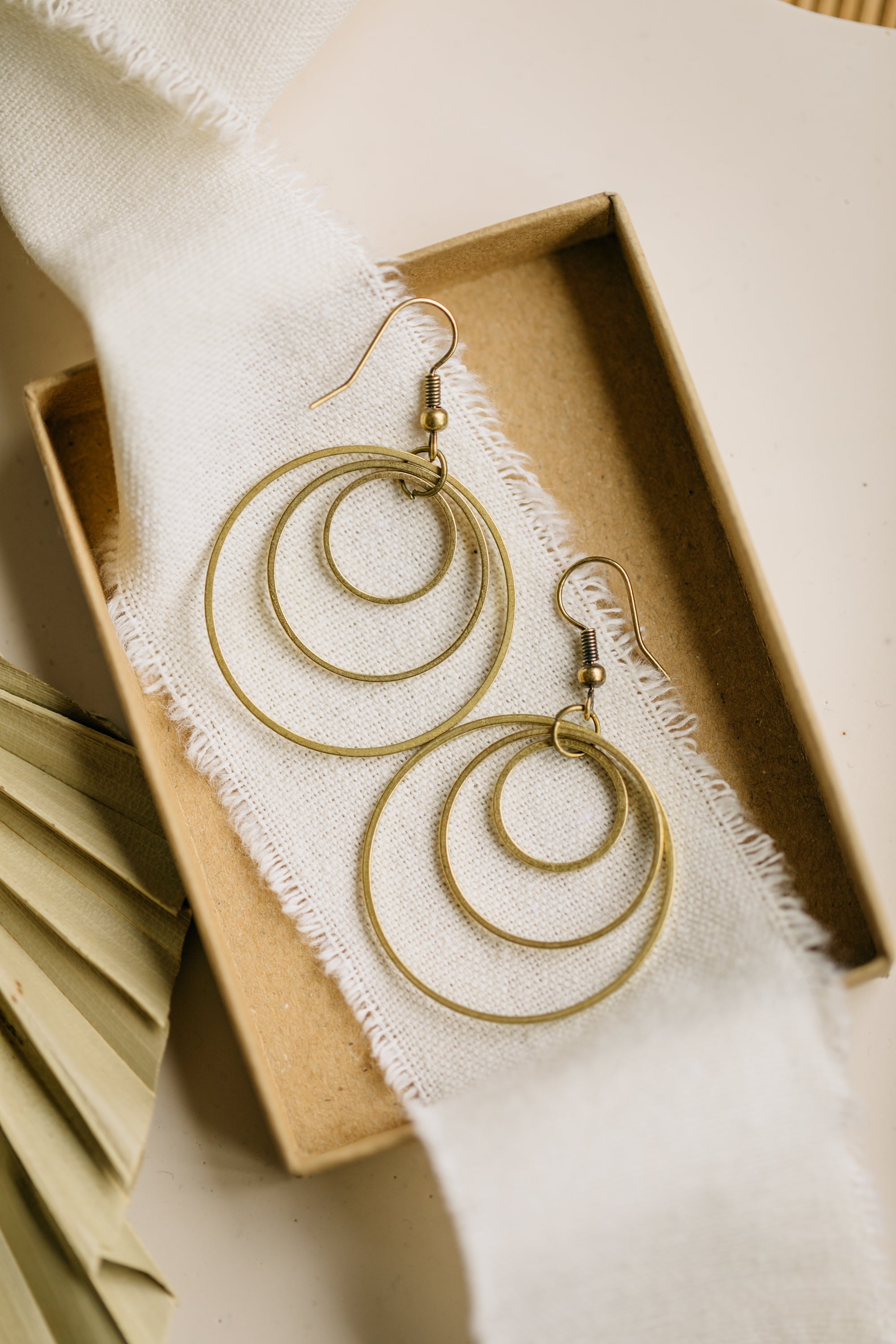 TALIA - runde Ohrringe mit drei Kreisen aus Messing