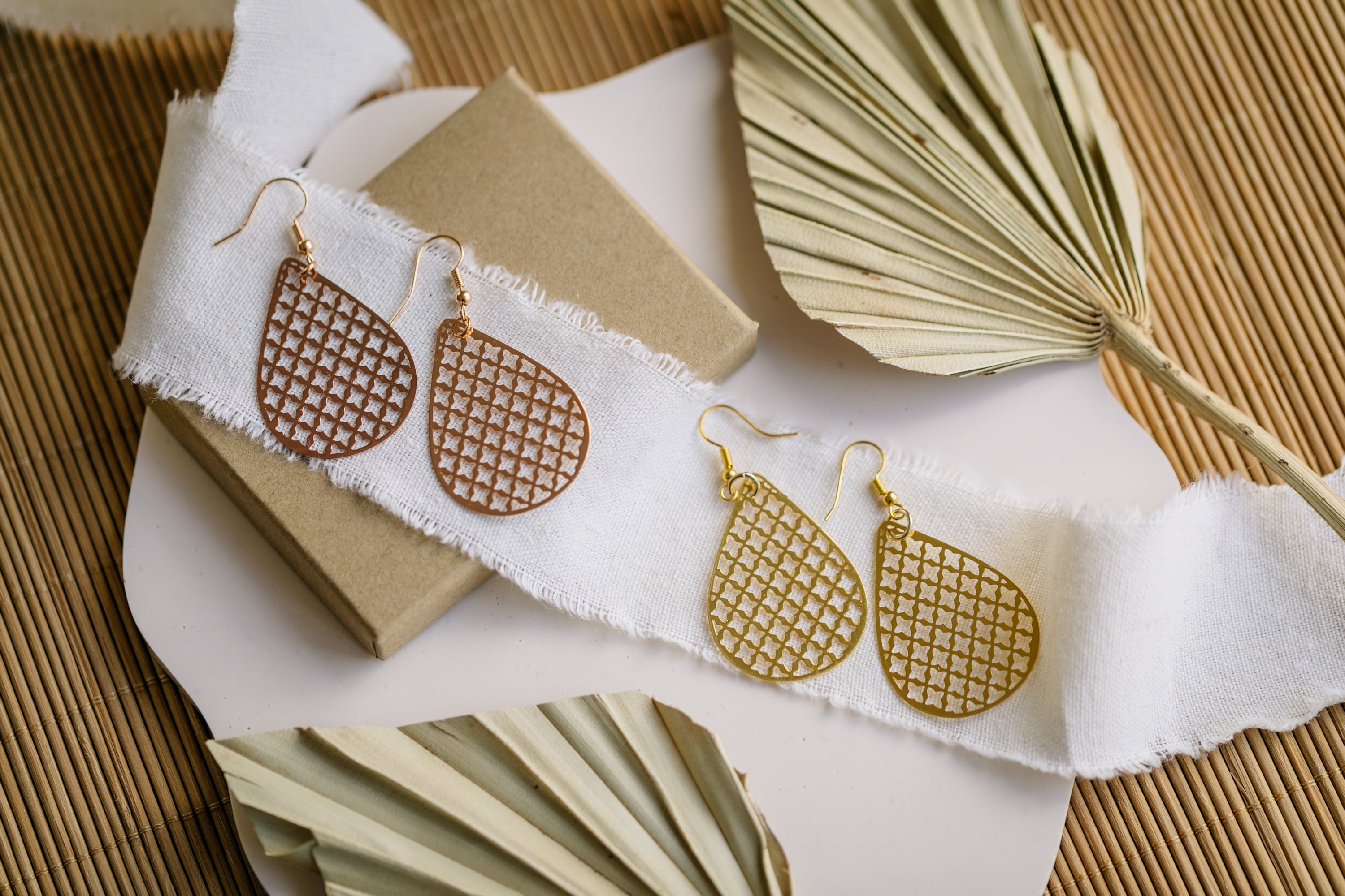 Tropfen Ohrringe aus Edelstahl Karomuster