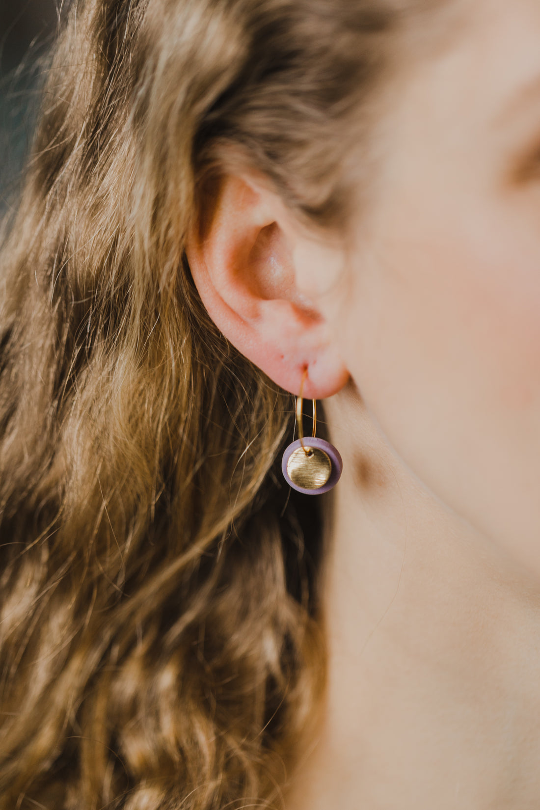 Creolen mit kleinem Plättchen in Frühlingsfarben