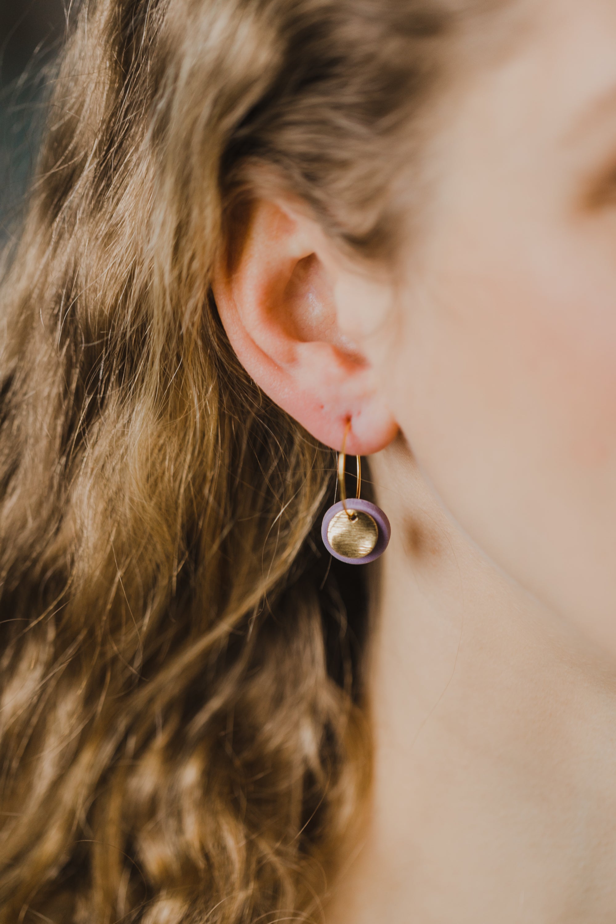 Creolen mit kleinem Plättchen in Frühlingsfarben