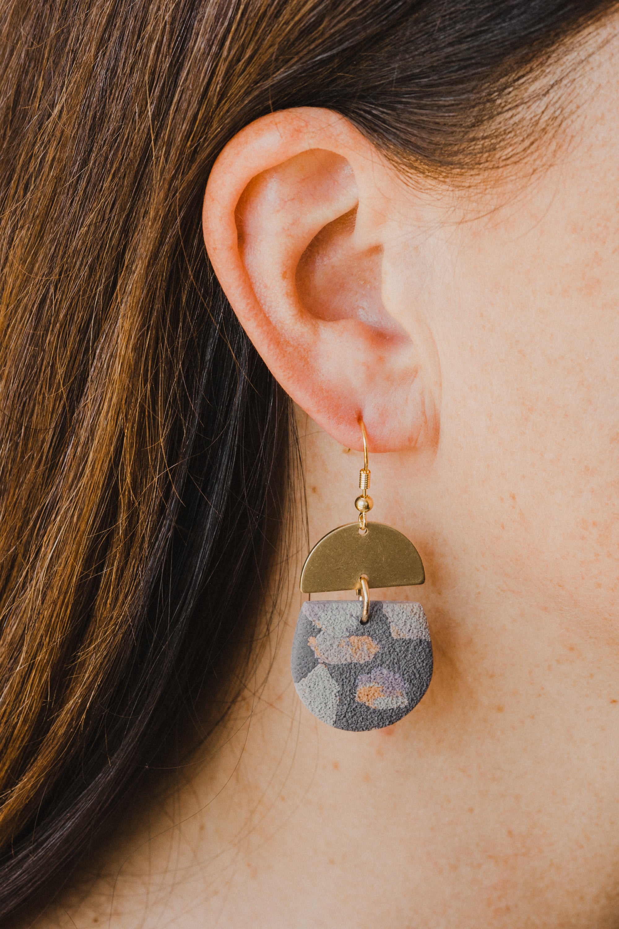 JASMINE - graue Polymer Ton Ohrringe mit Terrazzo Muster