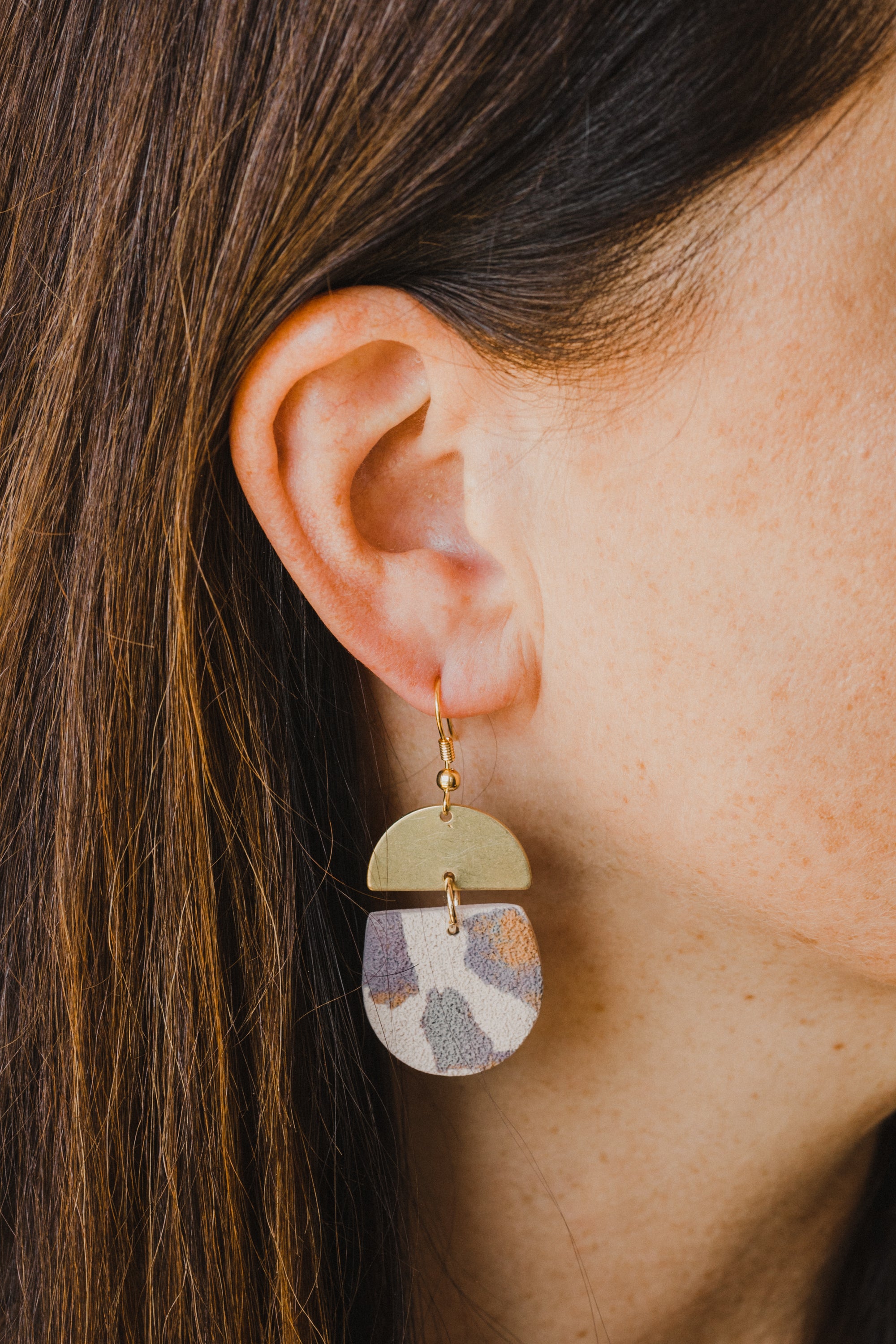 COSTA - helle Polymer Ton Ohrringe mit Terrazzo Muster