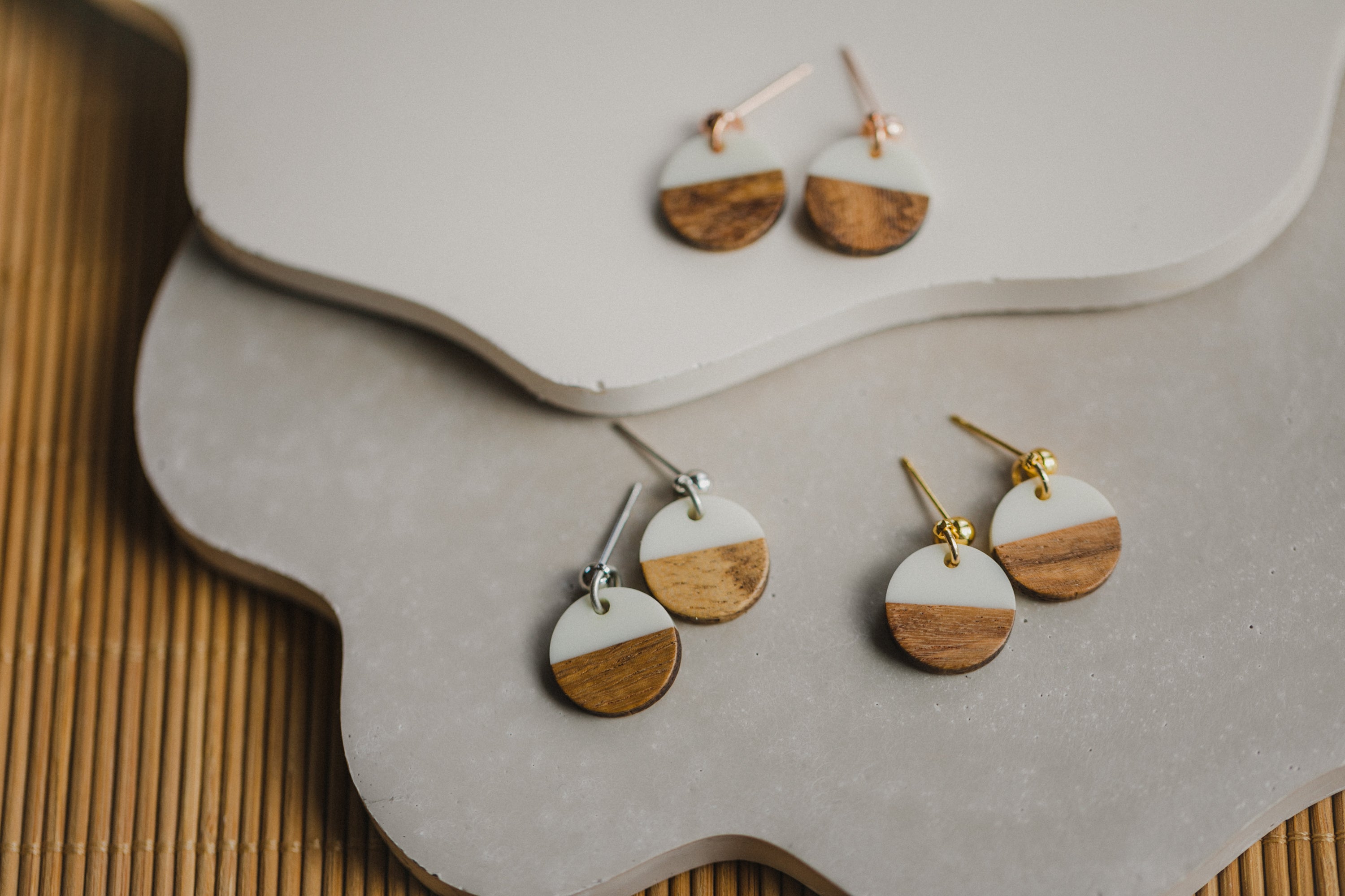 runde weiße Holz Ohrringe